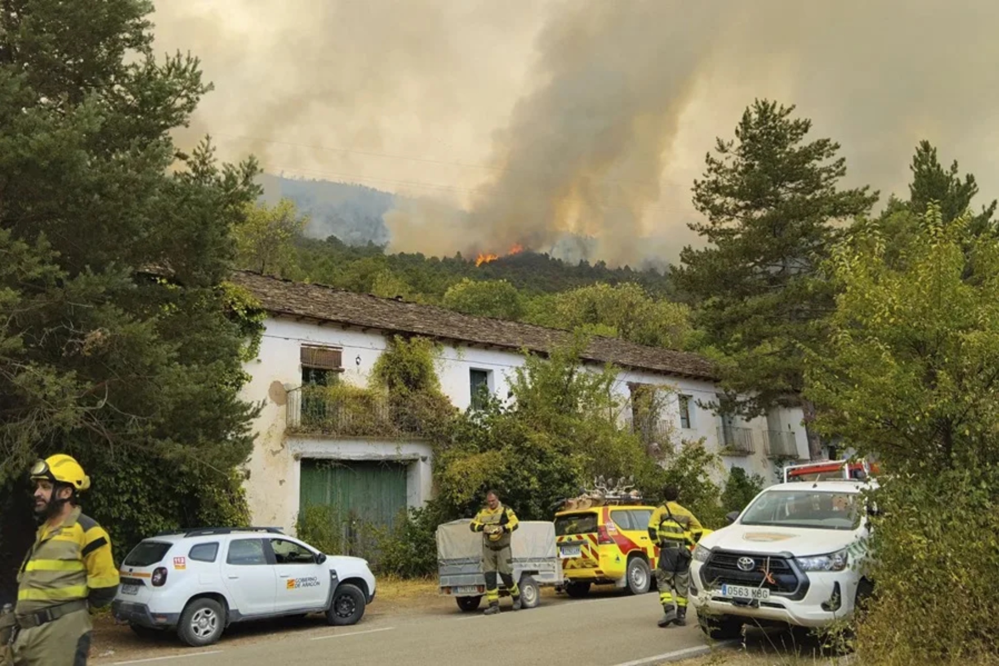 Imagen de recurso de las autoridades desplegadas en Huesca para apagar el fuego. EFE