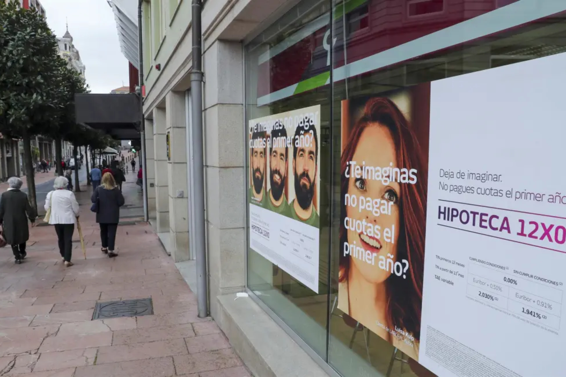 Imagen hipoteca en un banco EFE