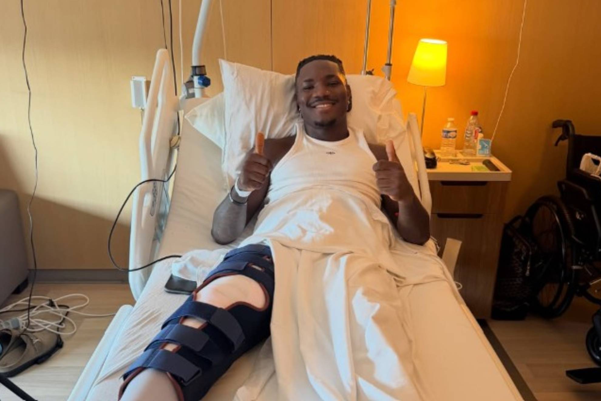 Uche posa tras su operación