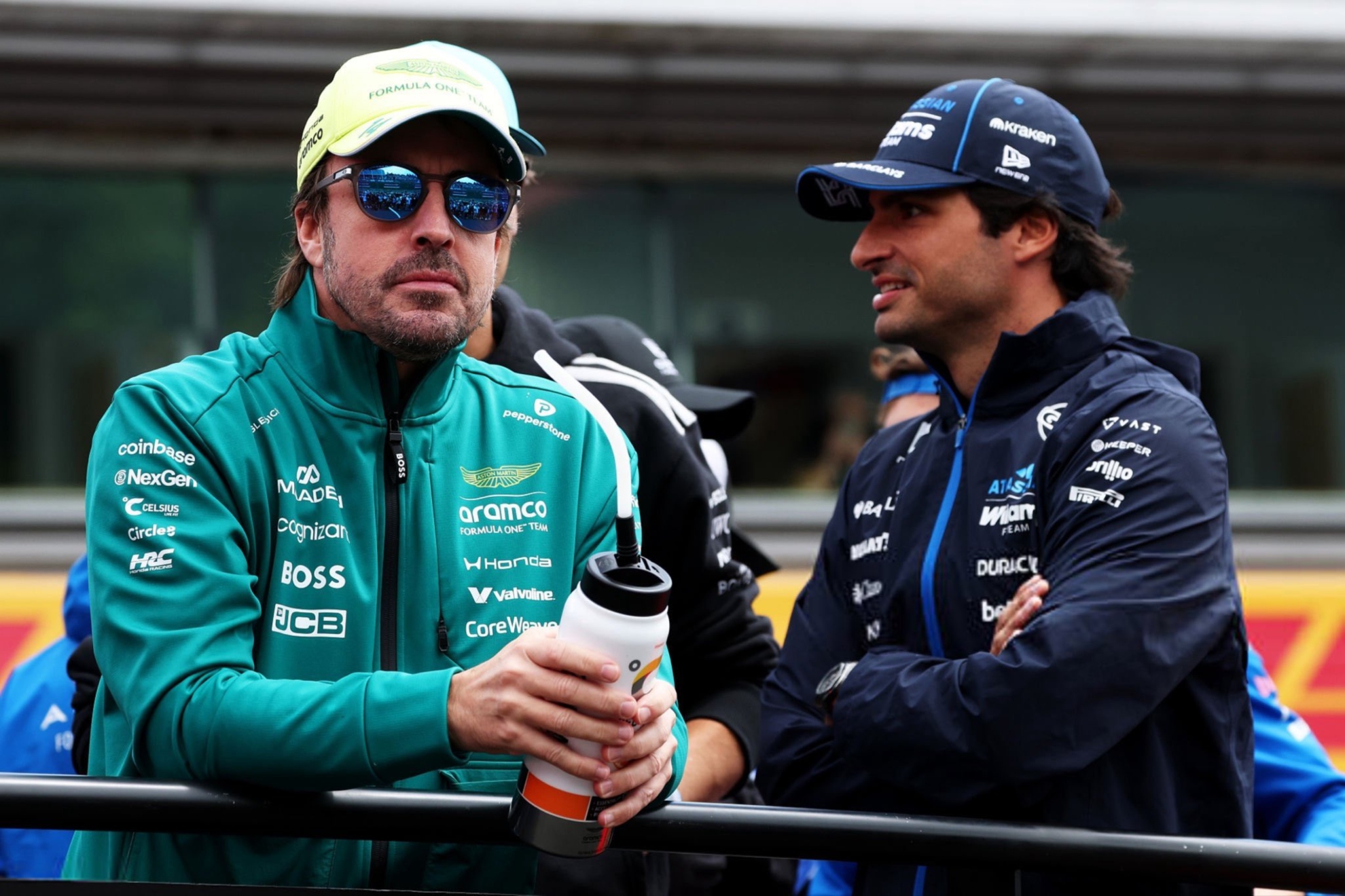 Alonso y Sainz, en un Drivers Parade del curso.