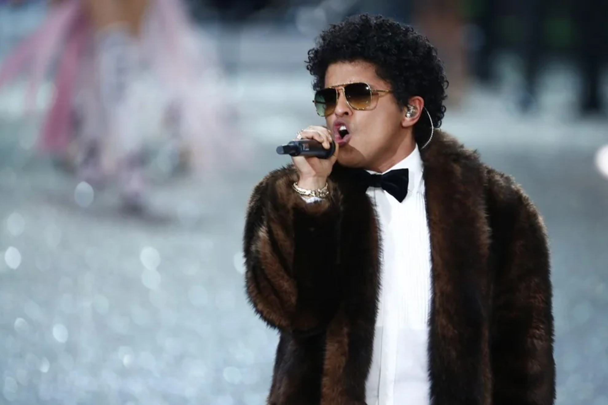 Bruno Mars canatndo en un concierto EFE