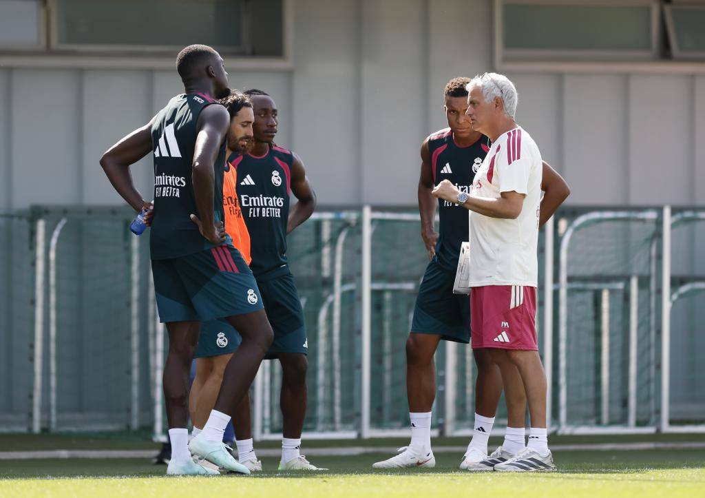 Mourinho habla con varios jugadores
