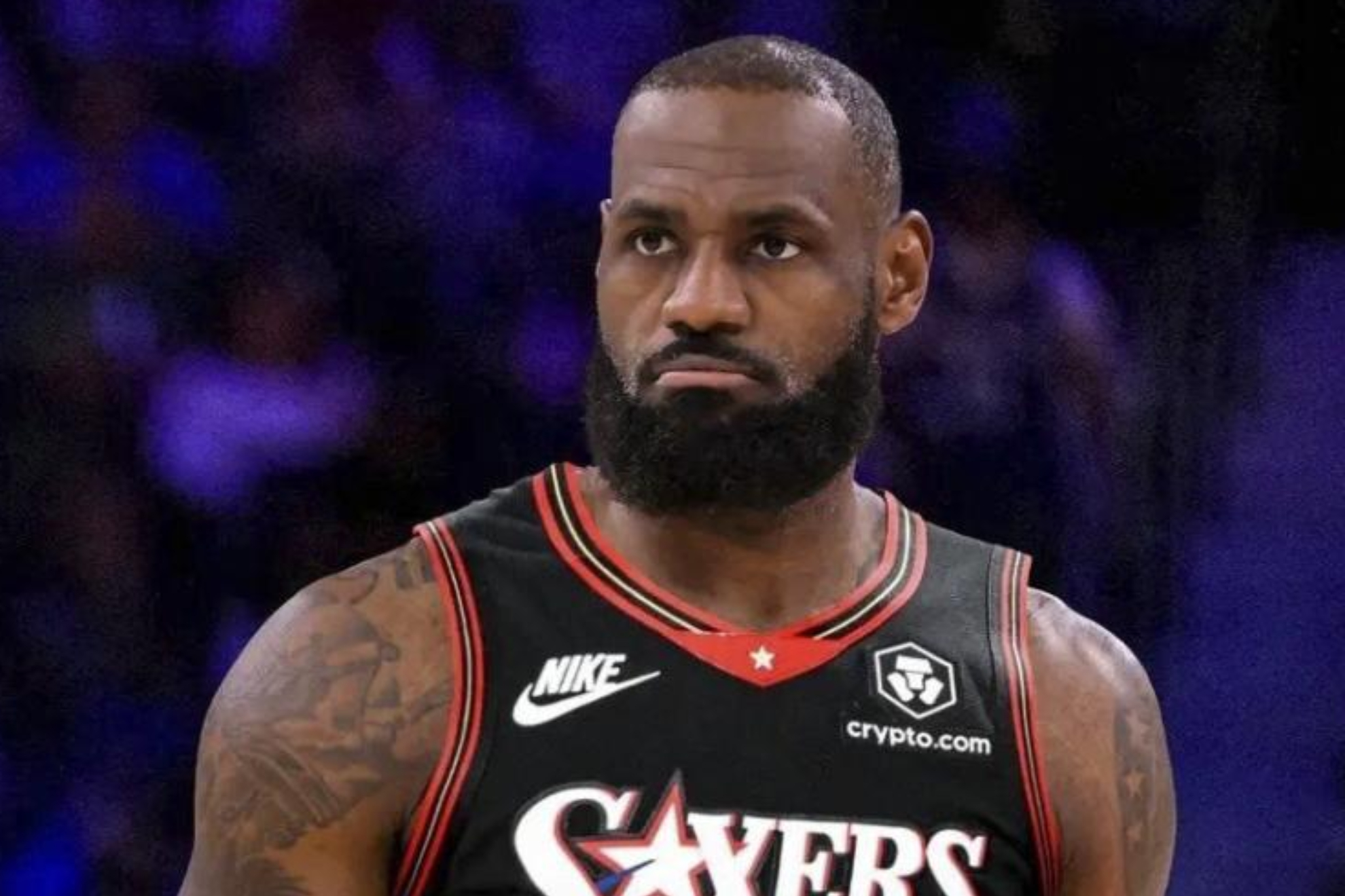 LeBron James en un montaje con la camiseta de los Sixers.
