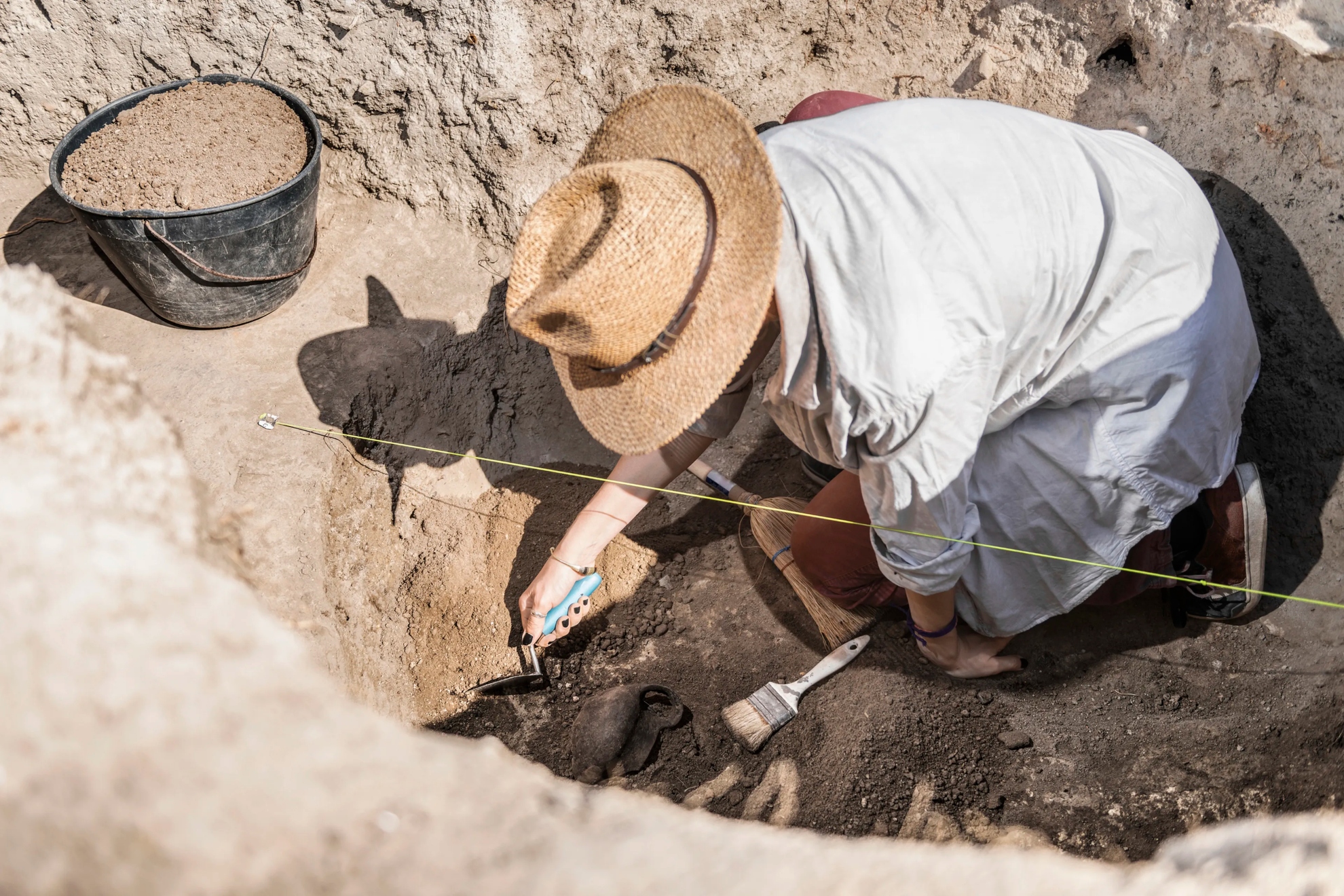 Imagen de recurso de un científico excavando en el suelo. Pixabay.