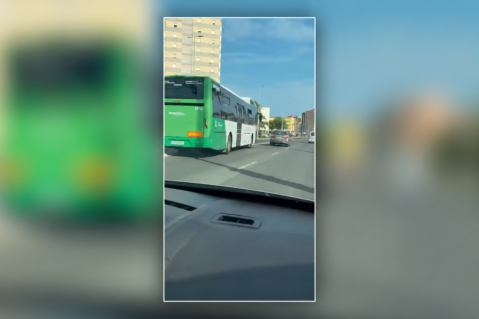 Imagen de las maniobras de un autobús público en Cádiz Guardia Civil
