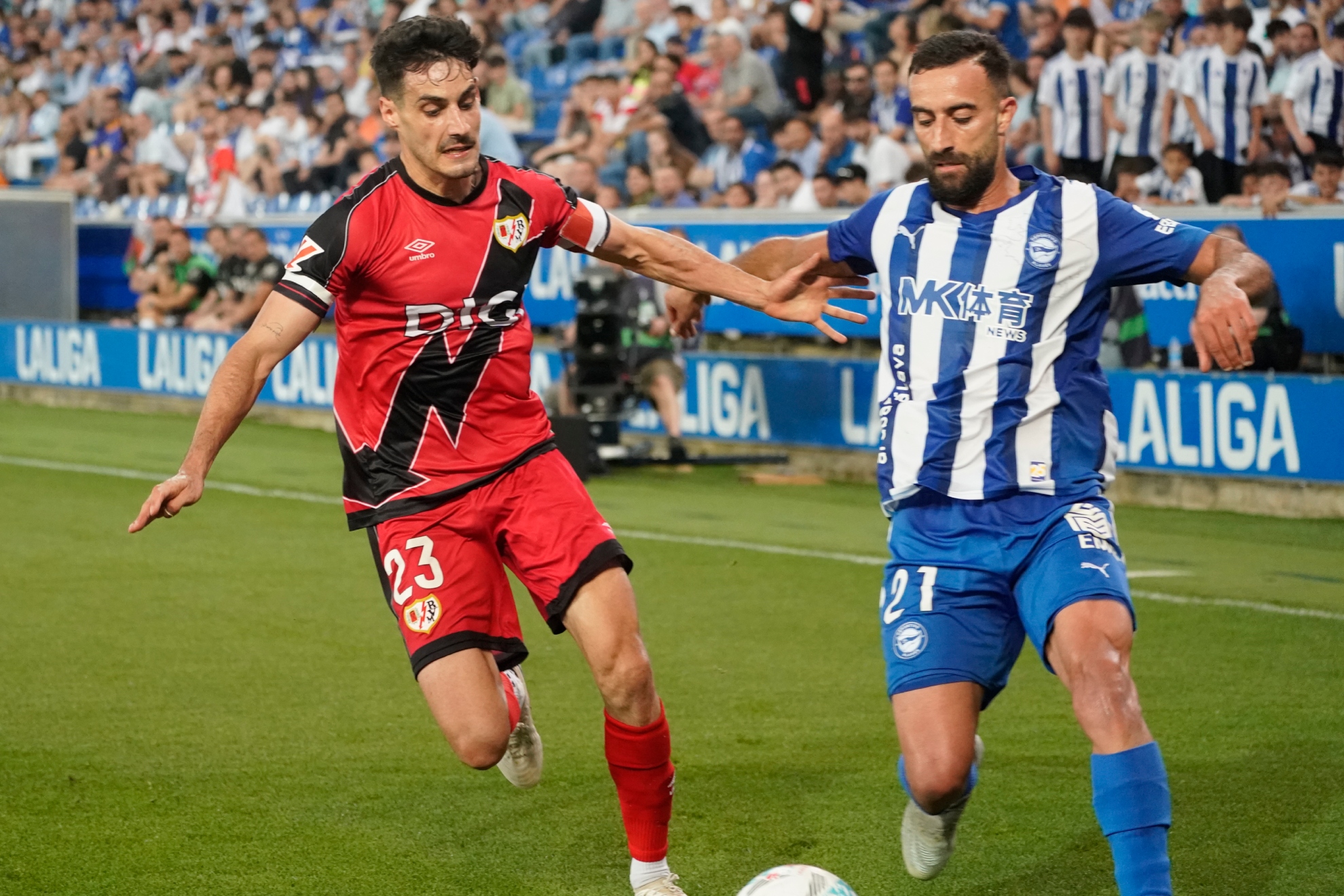 Óscar Valentín y Abde disputando un balón en el Alavés-Rayo de la pasada temporada. Lino González / MARCA