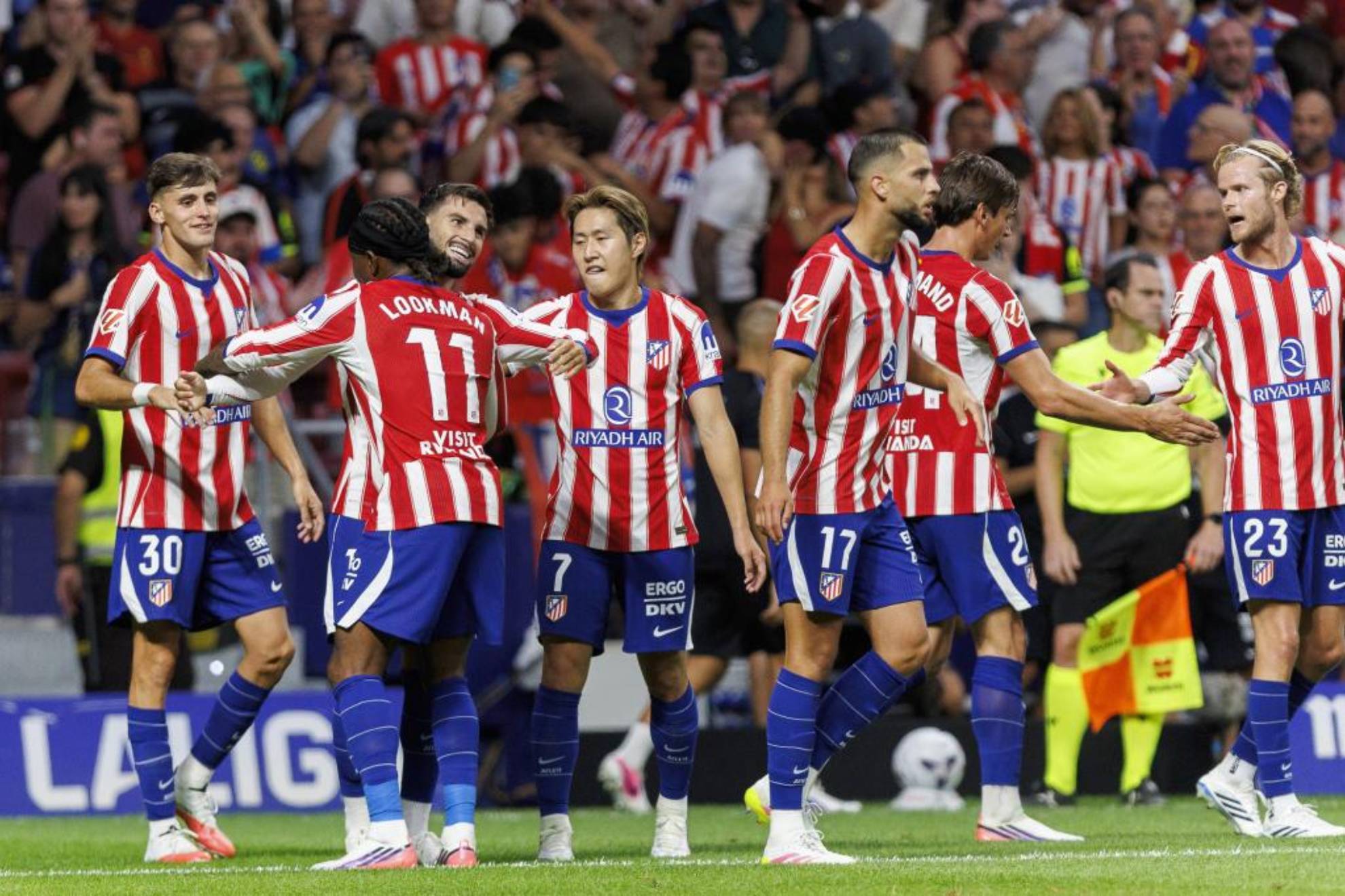 Los jugadores del Atlético celebran el primero gol rojiblanco Apo Caballero