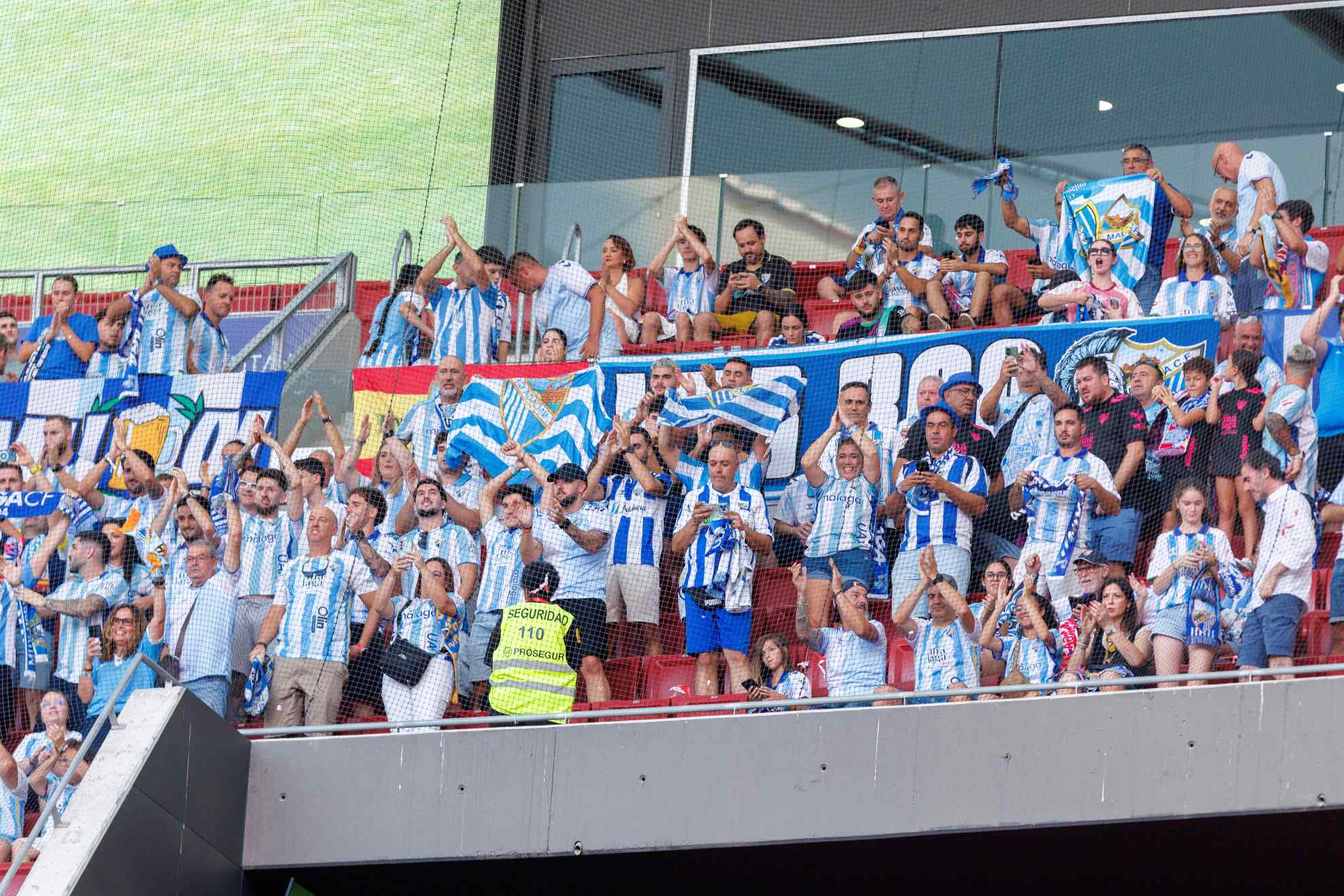La afición del Málaga se hizo notar en el Metropolitano. APO CABALLERO