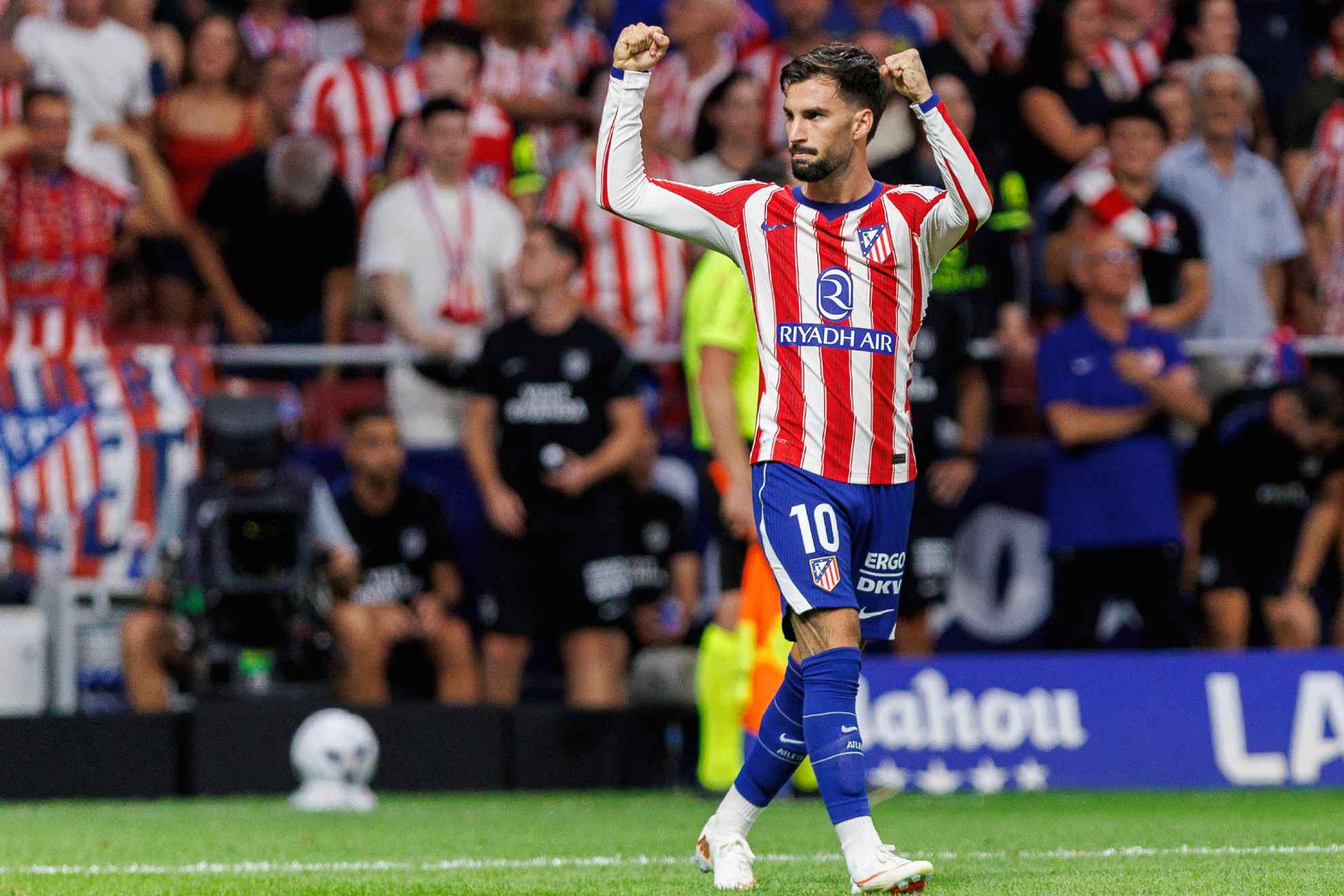 Álex Baena celebra su gol ante el Málaga. APO CABALLERO