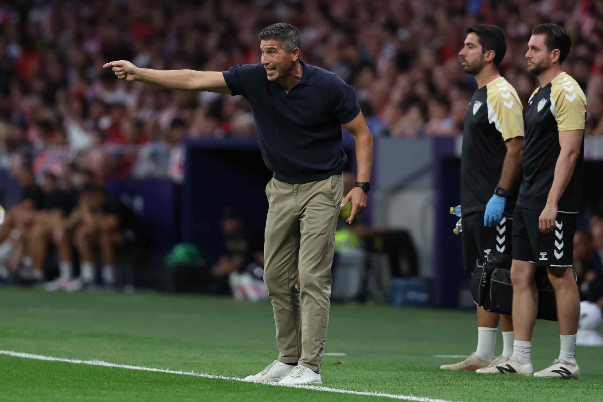 Juanfran Funes da instrucciones desde la banda del Metropolitano. EFE