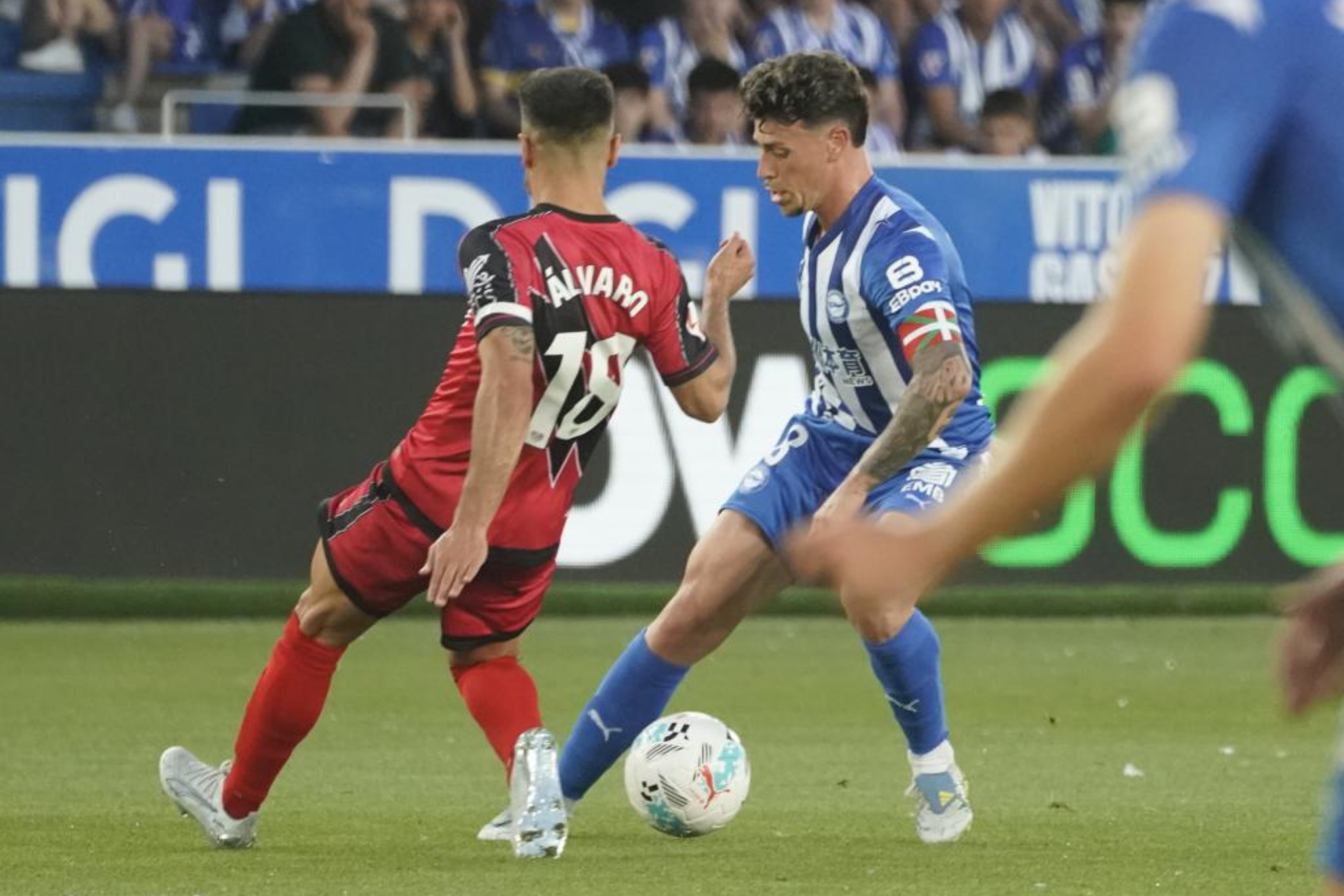 Un partido entre el Alavés contra el Rayo Vallecano