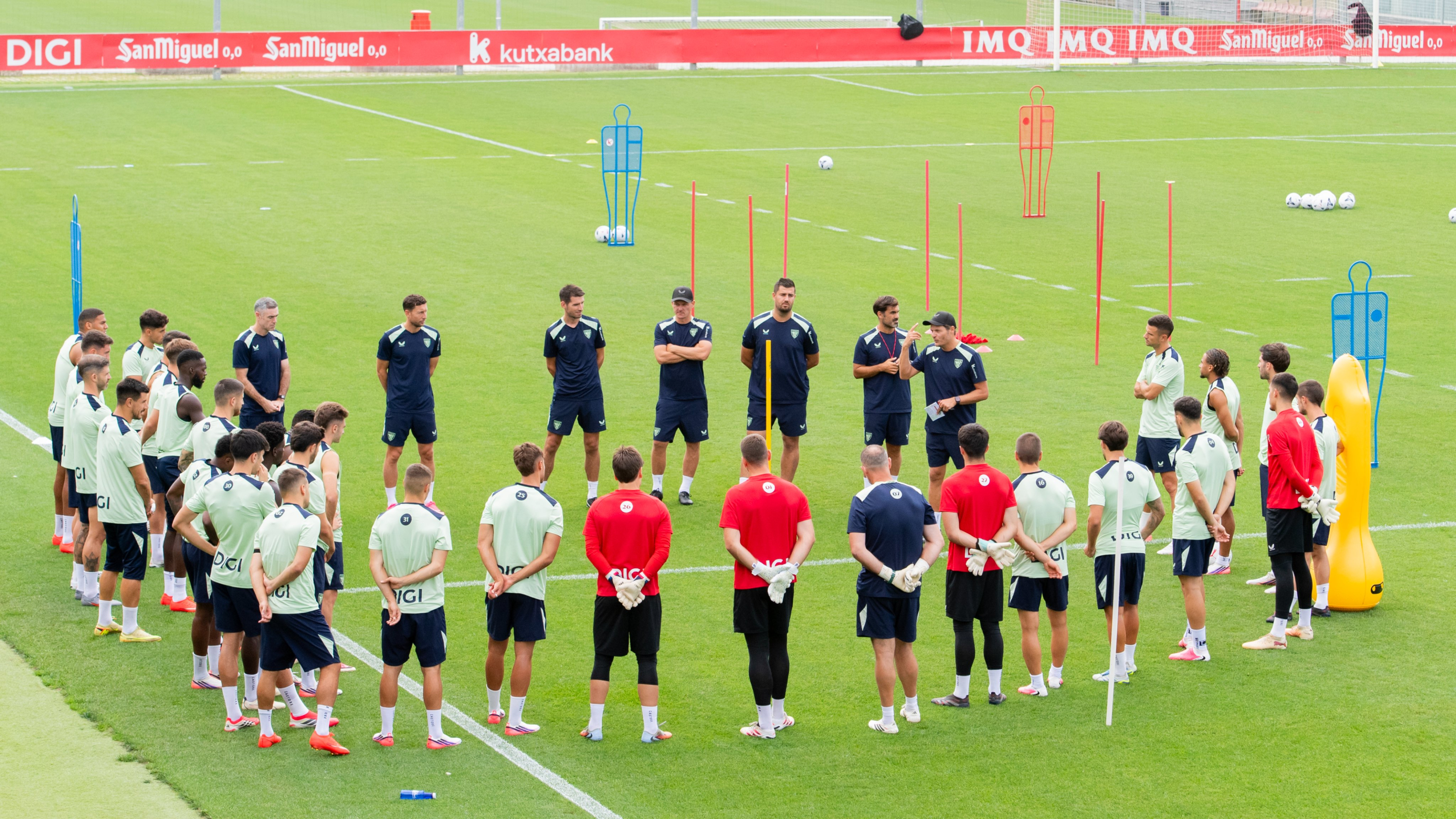 Los jugadores del Athletic reciben una charla antes de un entrenamiento. Athletic Club