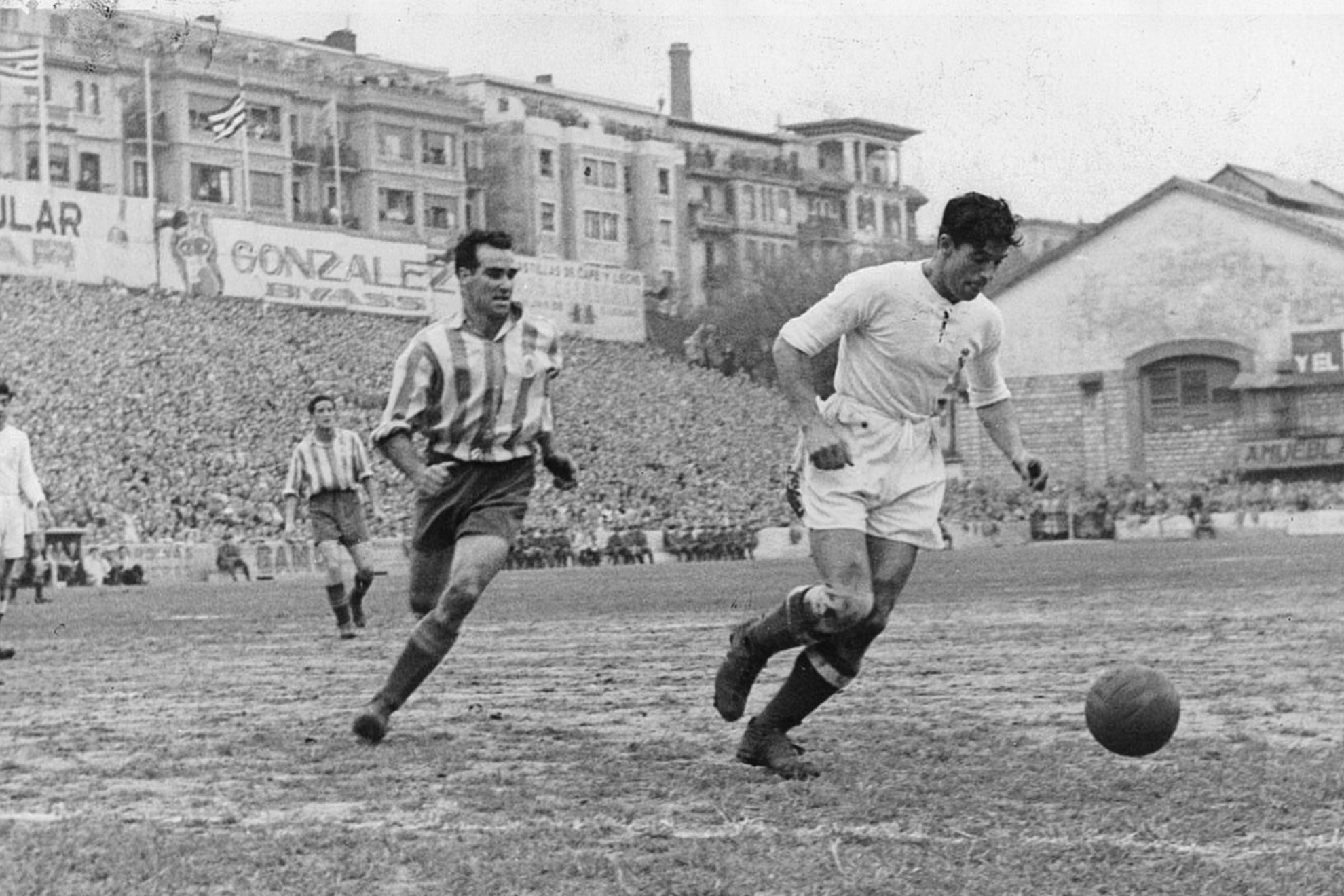 Clemente Fernández conduce la pelota en un partido del Madrid en Atotxa. Archivo MARCA