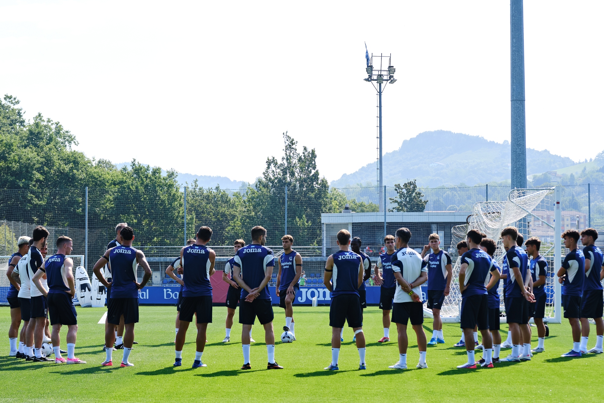 Pellegrino Matarazzo se dirige a sus futbolistas al inicio de un entrenamiento. REAL SOCIEDAD