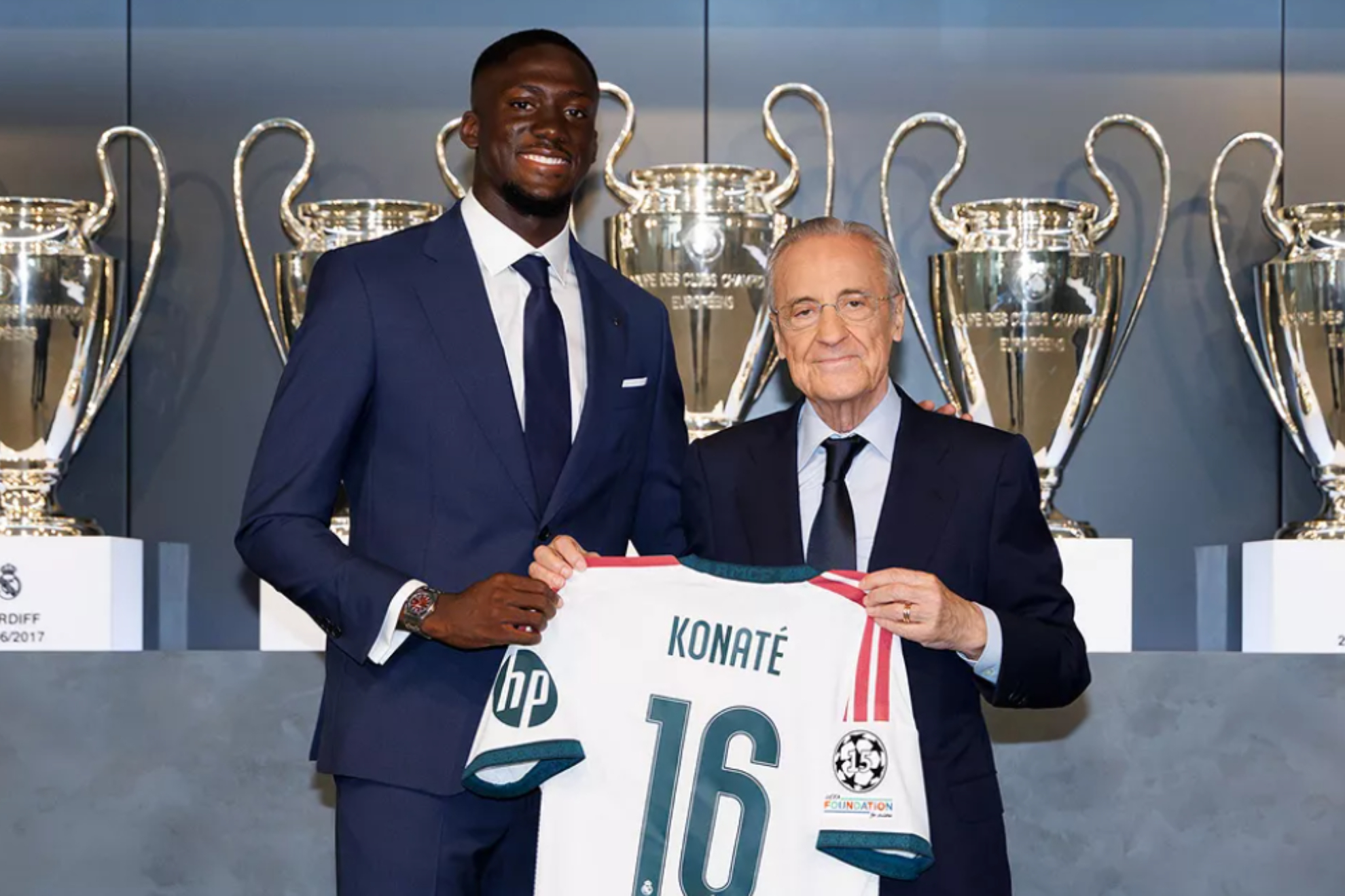 Konaté y Florentino Pérez, durante el acto de bienvenida. REAL MADRID