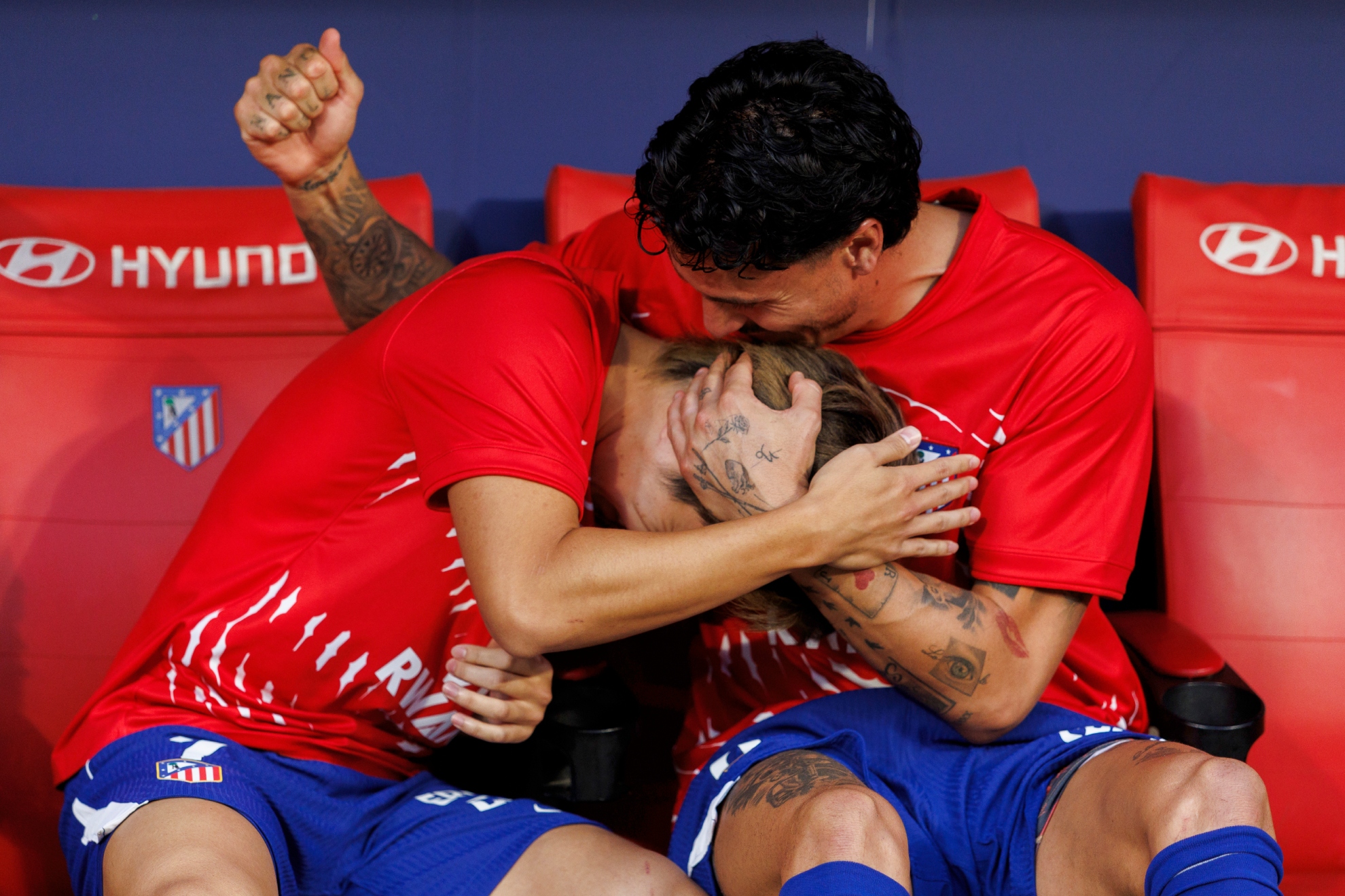 Kang-in se abraza con Giménez en el banquillo. APO CABALLERO