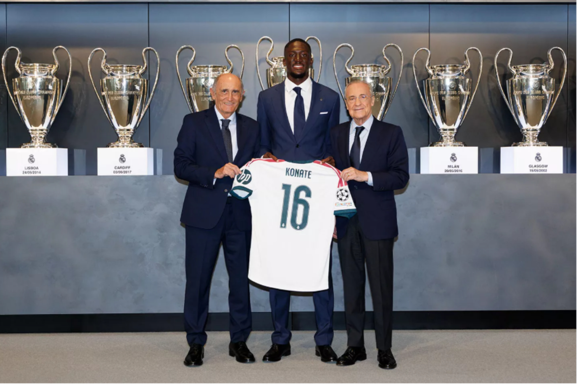 Konaté, junto a Florentino Pérez y Pirri. REAL MADRID
