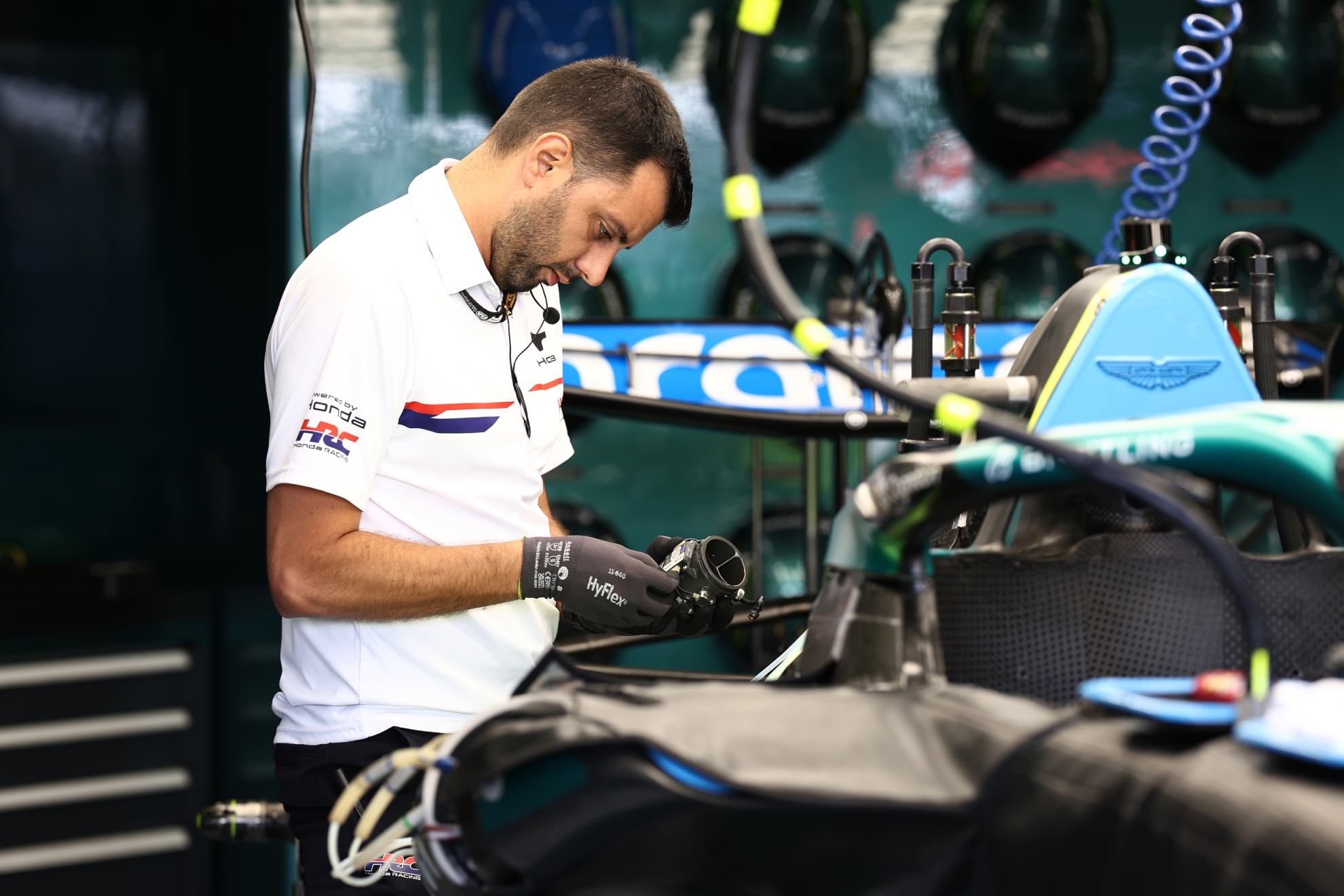 Un mecánico de Honda trabaja en el AMR26.