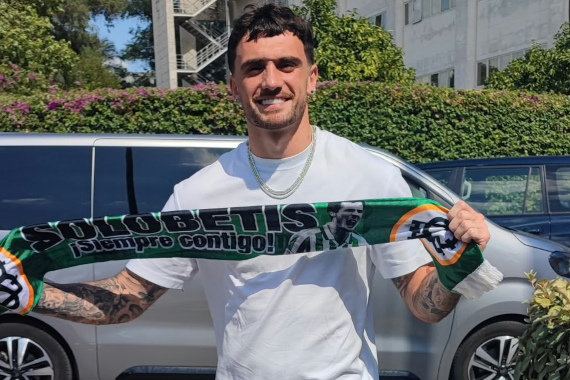 Parrott posa con una bufanda del Betis a su llegada al aeropuerto. CEDIDA POR J.M.CASTIZO