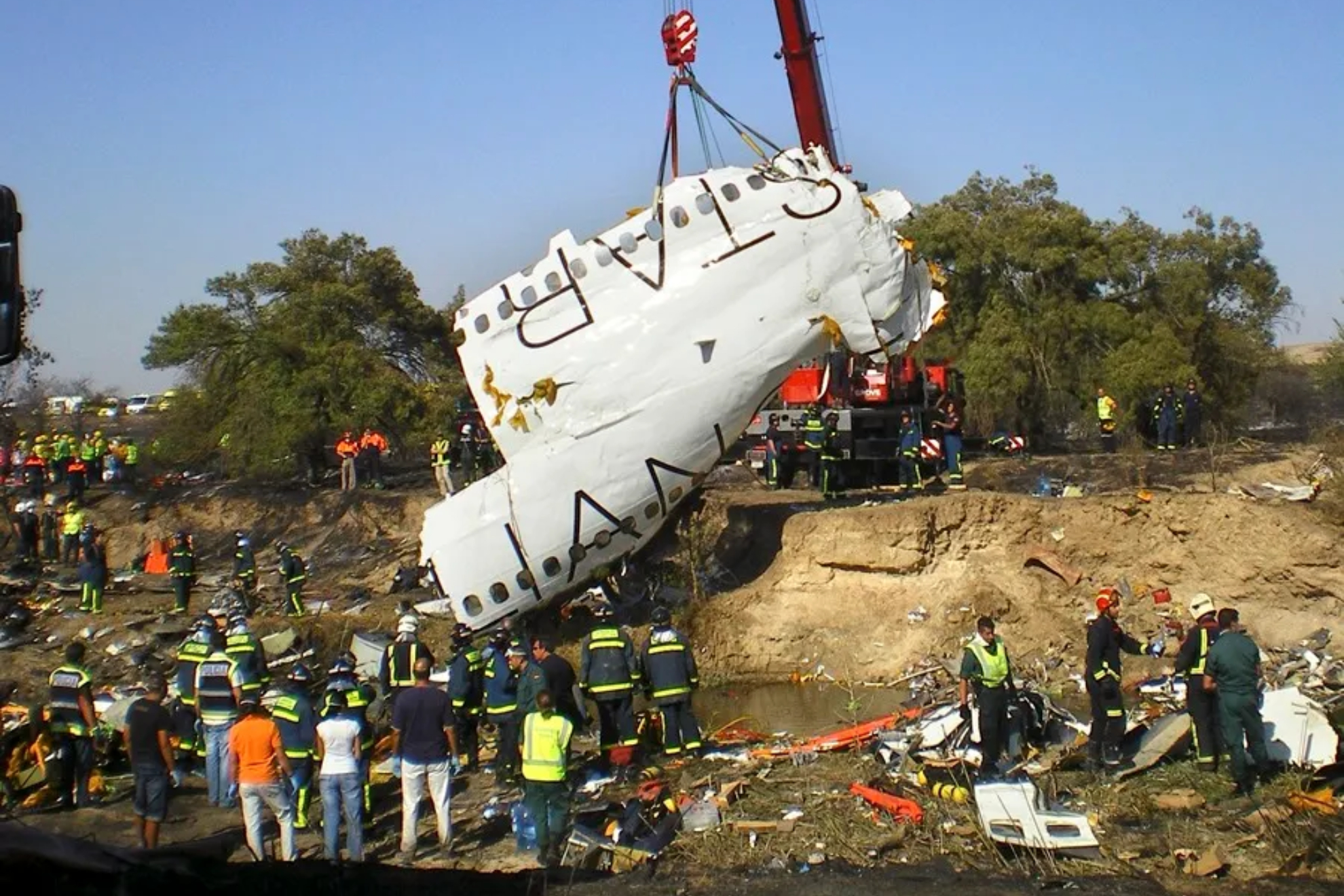 Parte del fuselaje del avión Spanair tras el accidente EFE