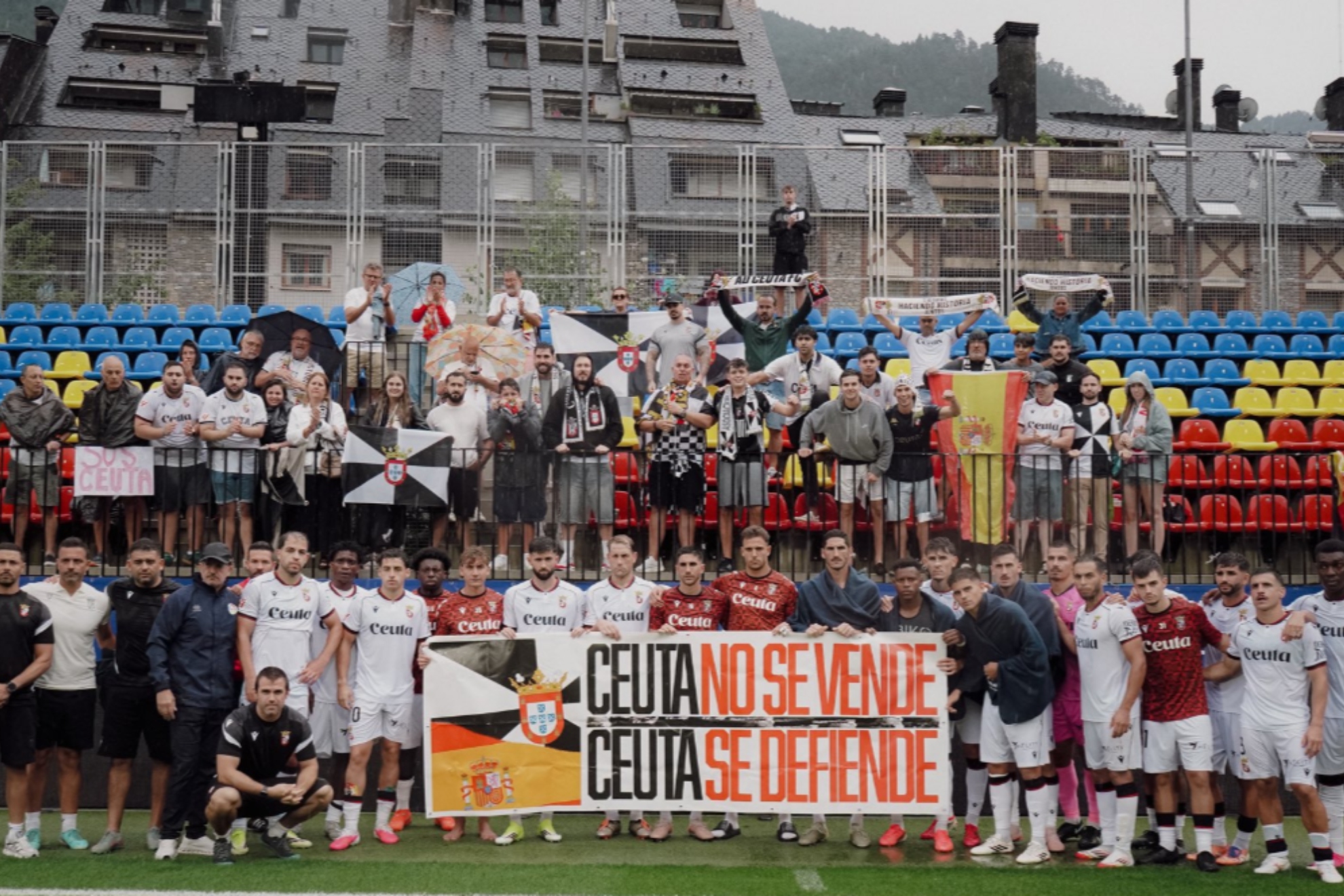 Los jugadores del ceuta posan con la pancarta tras el partido ante el Andorra. ANDORRA