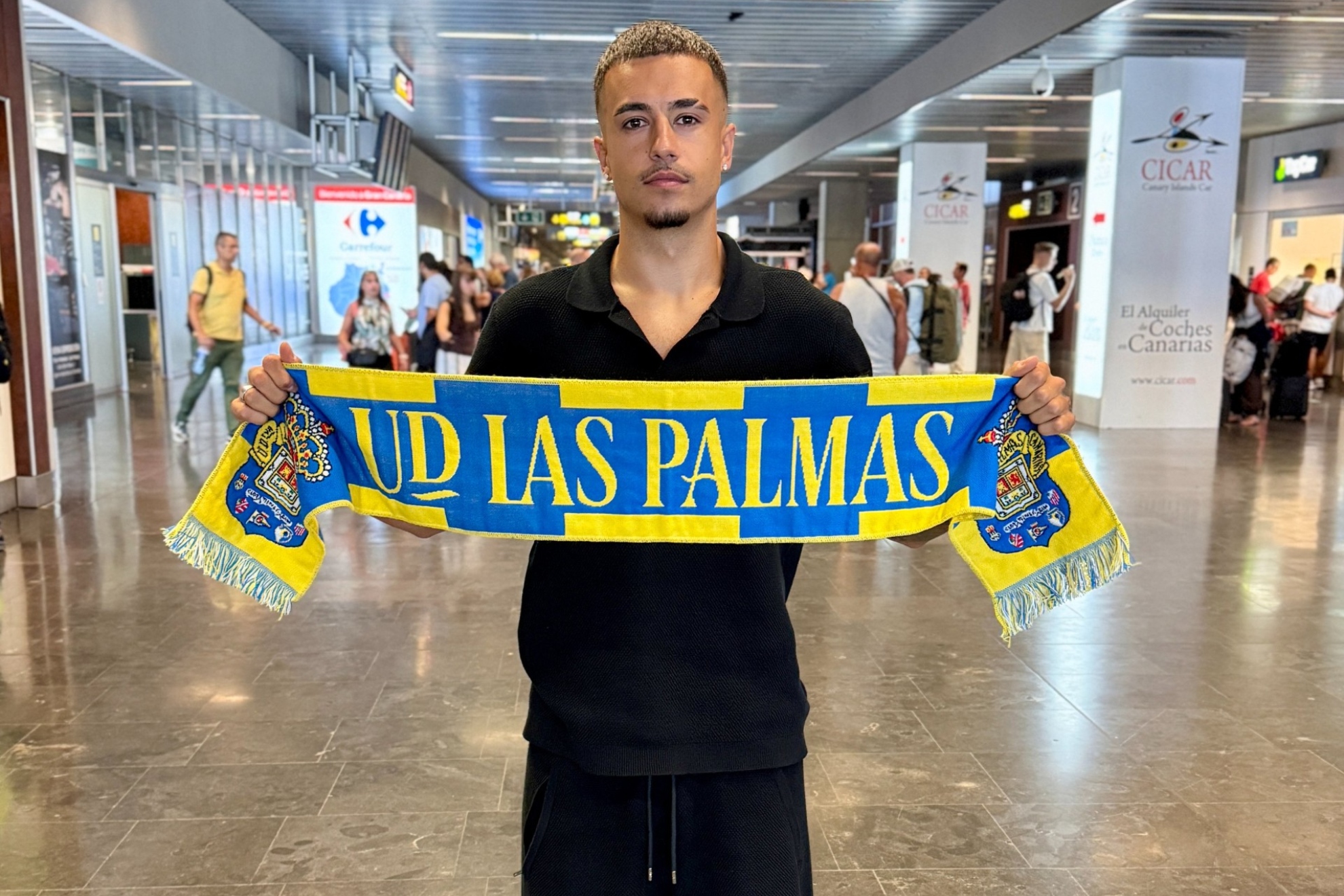 Iván Jaime posa con una bufanda de la UD. LAS PALMAS