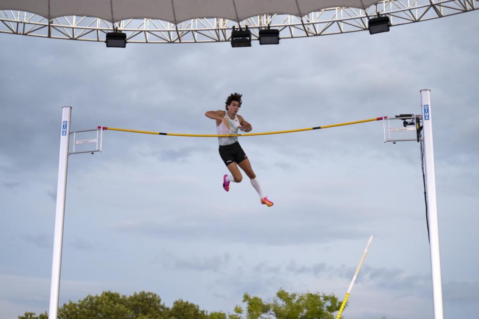 Armand Duplantis, durante la competición en Lausana. EFE/EPA/JEAN-CHRISTOPHE BOTT