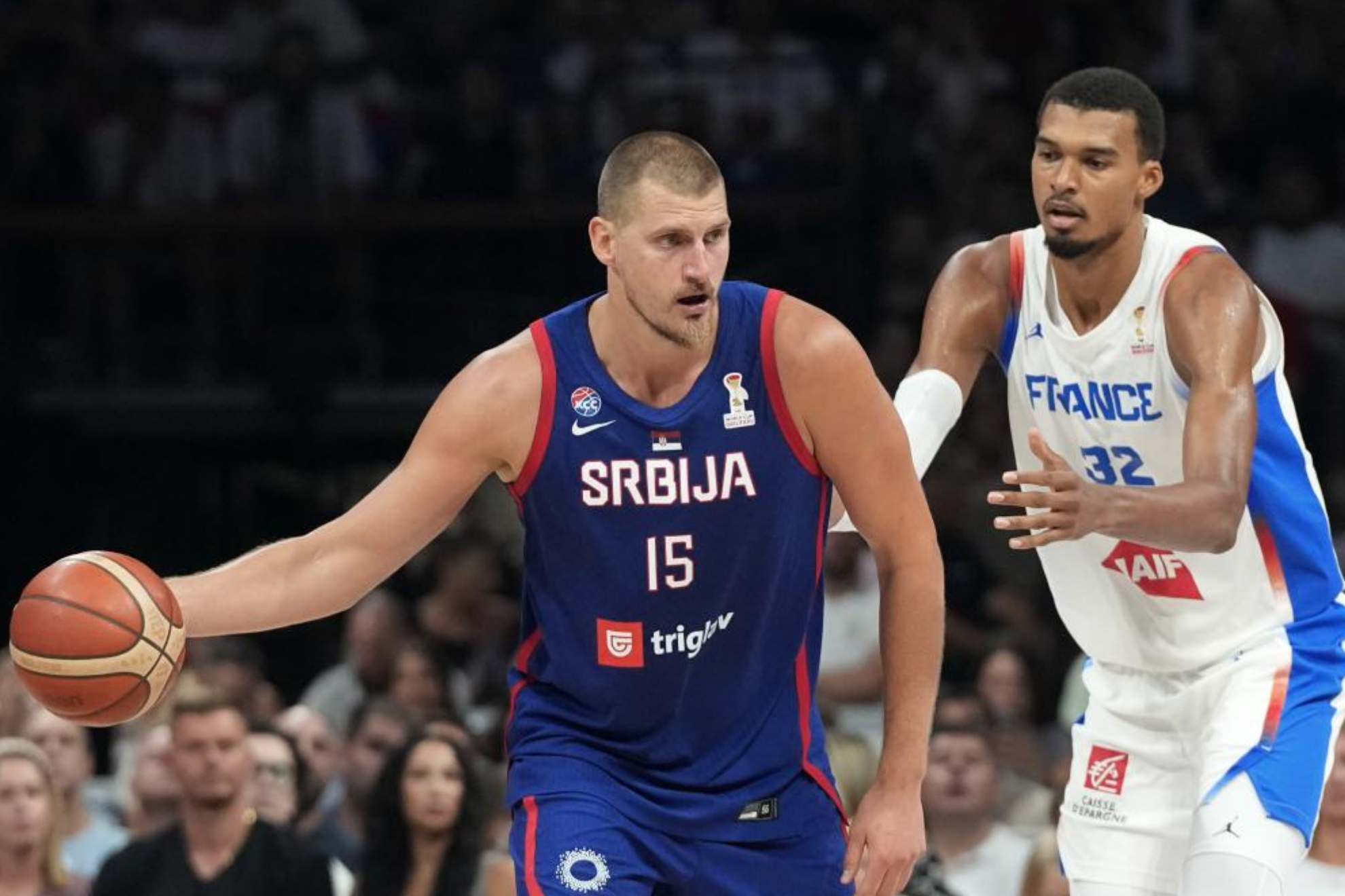 Jokic ante Wembanyama en el partido de Belgrado. LAPRESSE.
