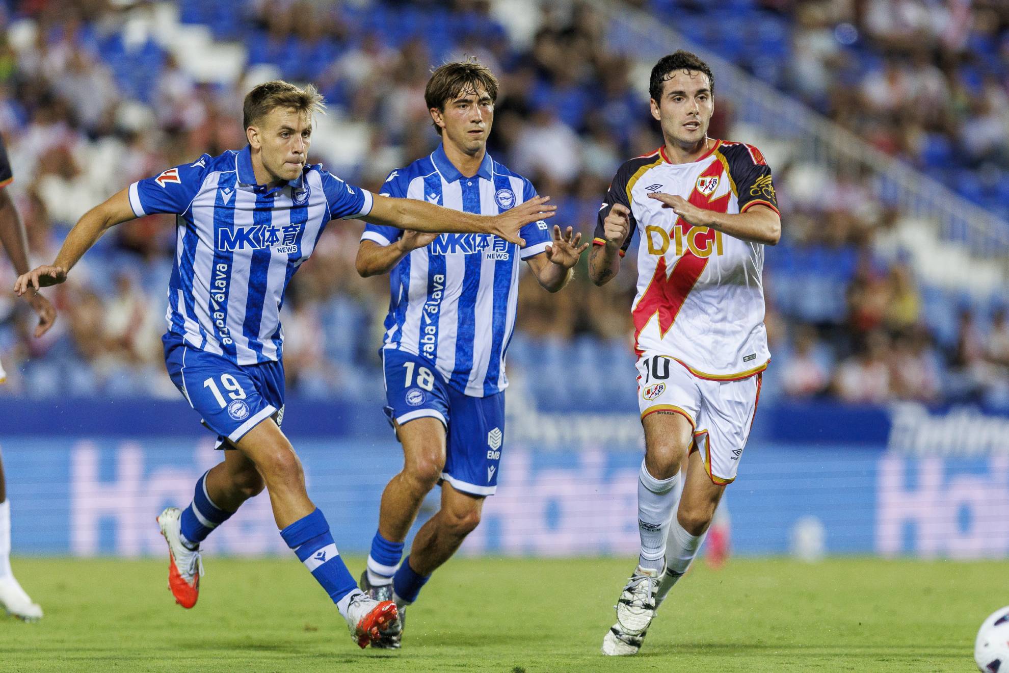 Pablo Ibañez y Mikel Rodríguez persiguen a Sergio Camello. APO CABALLERO