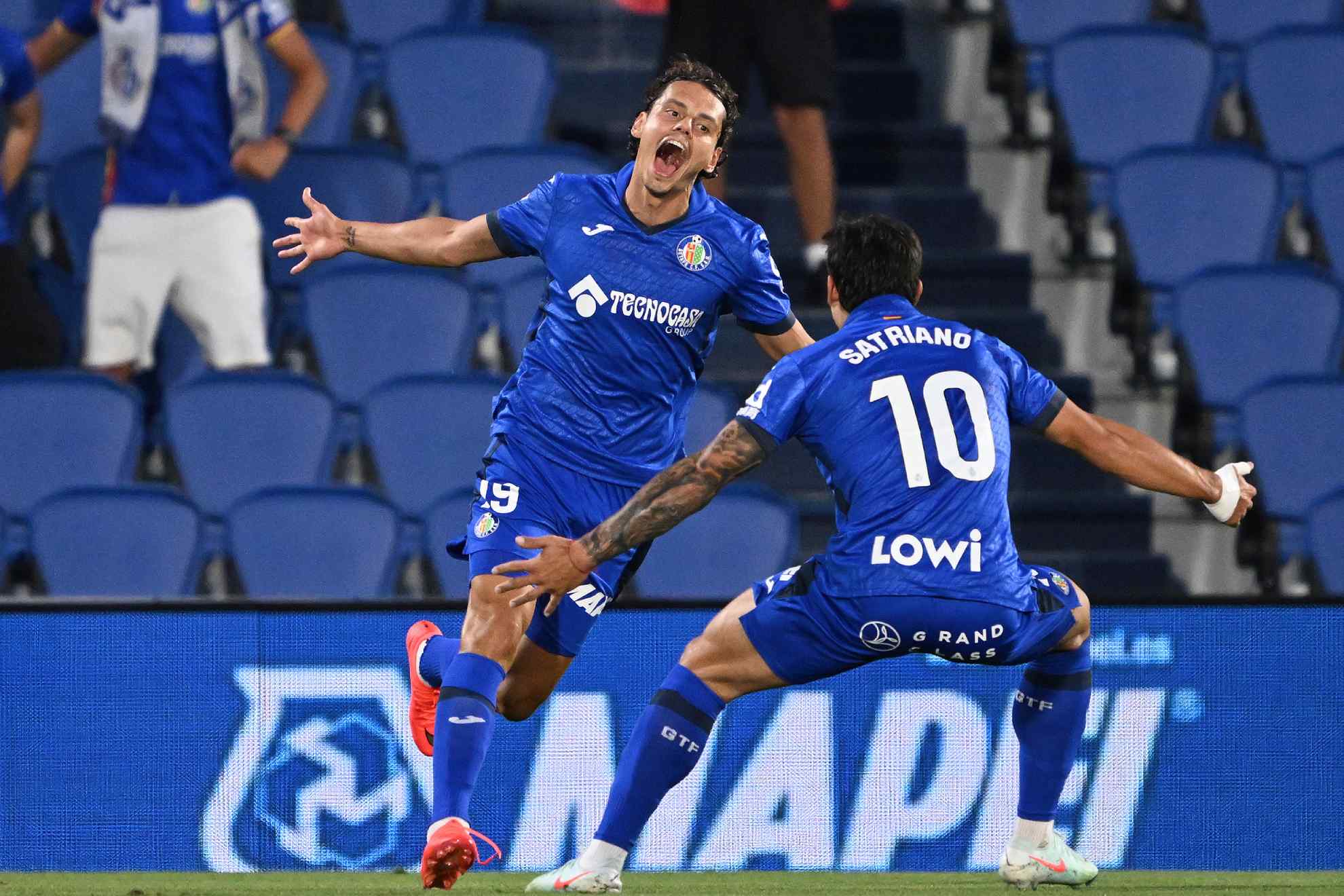 Enes Únal celebra su gol con Satriano. Getty Images