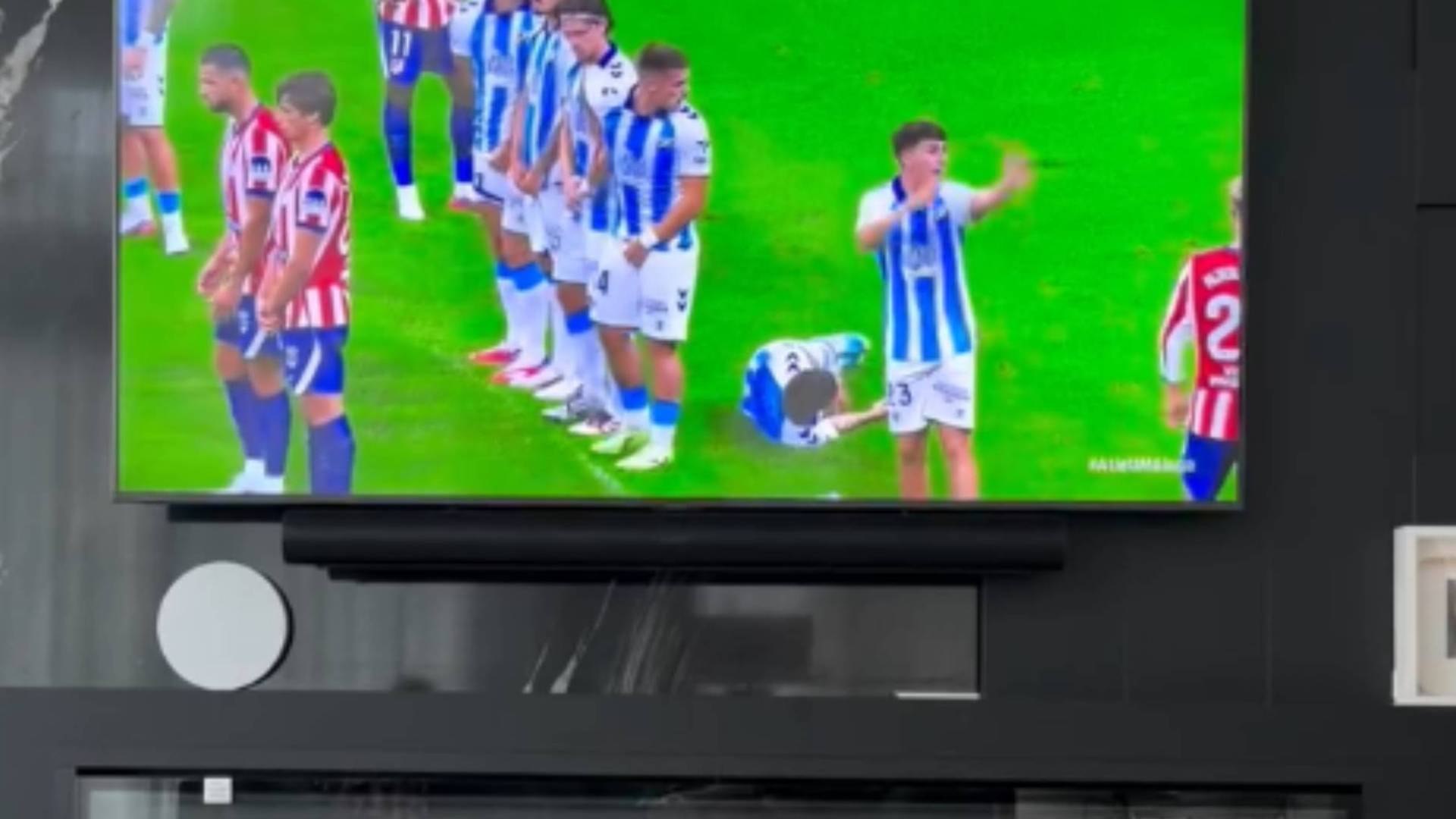 Antoine Griezmann celebró en su casa de Orlando (Estados Unidos) el golazo de falta de Baena para sentenciar el triunfo por 2-0 del Atlético de Madrid ante el Málaga. 