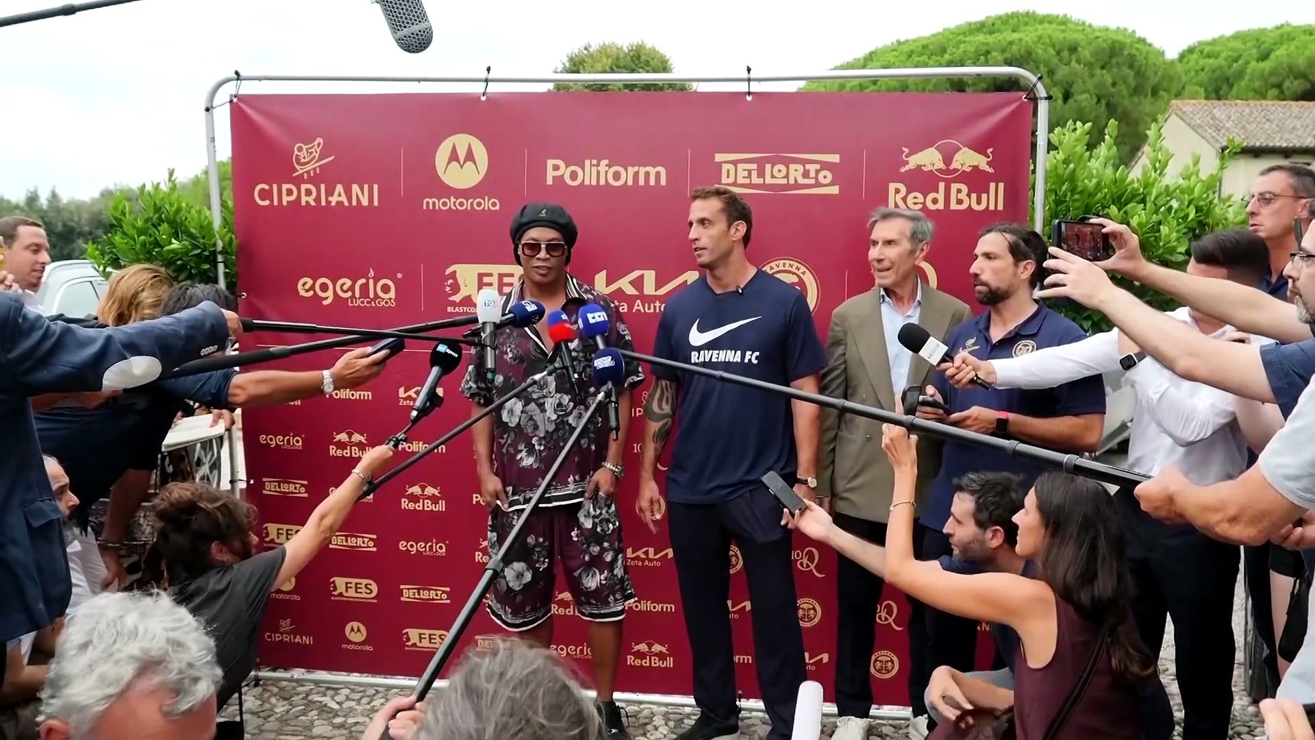 El jugador brasileño habló junto con el presidente del conjunto italiano 