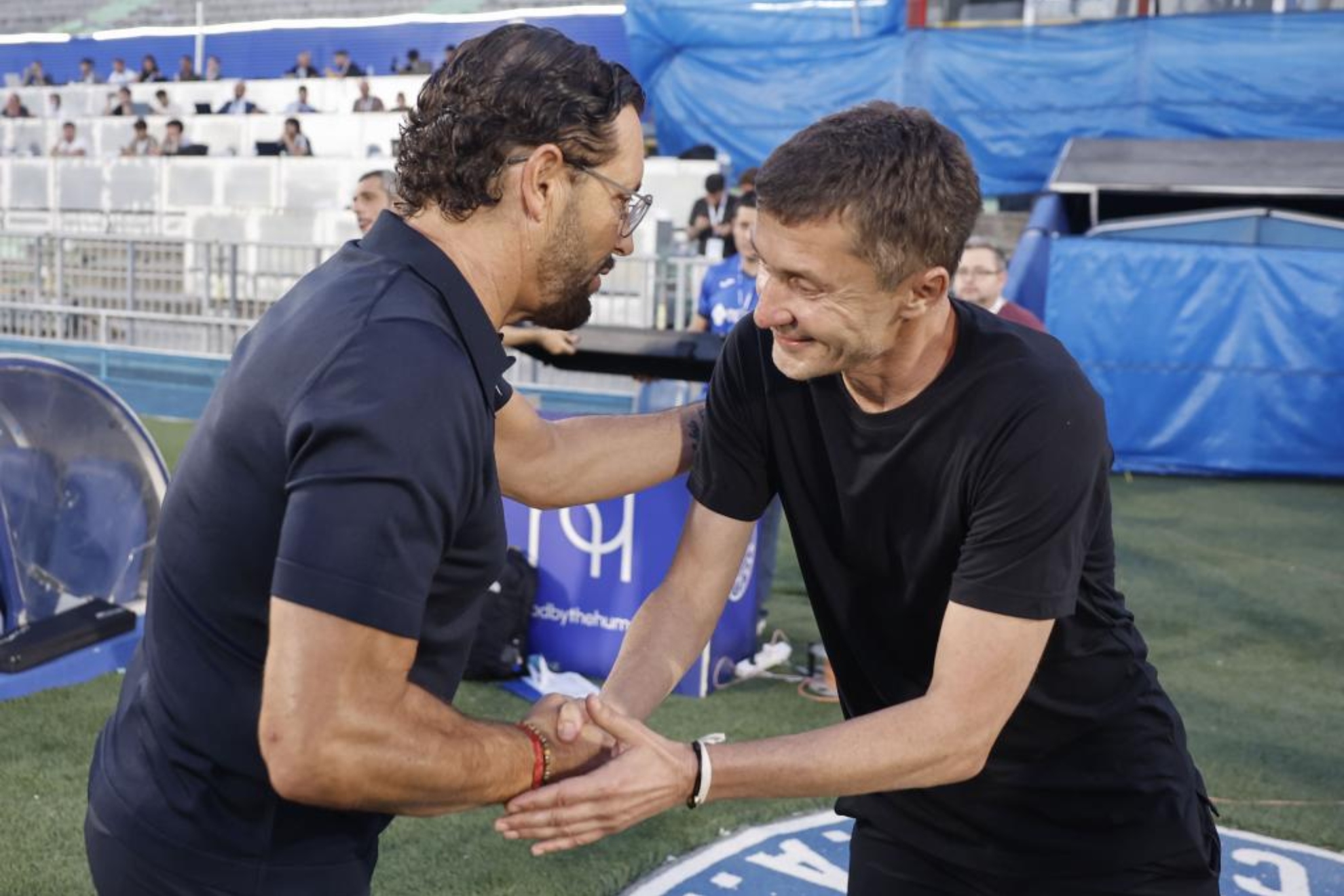 José Bordalás saluda a Sasa Ilic antes del encuentro. EFE