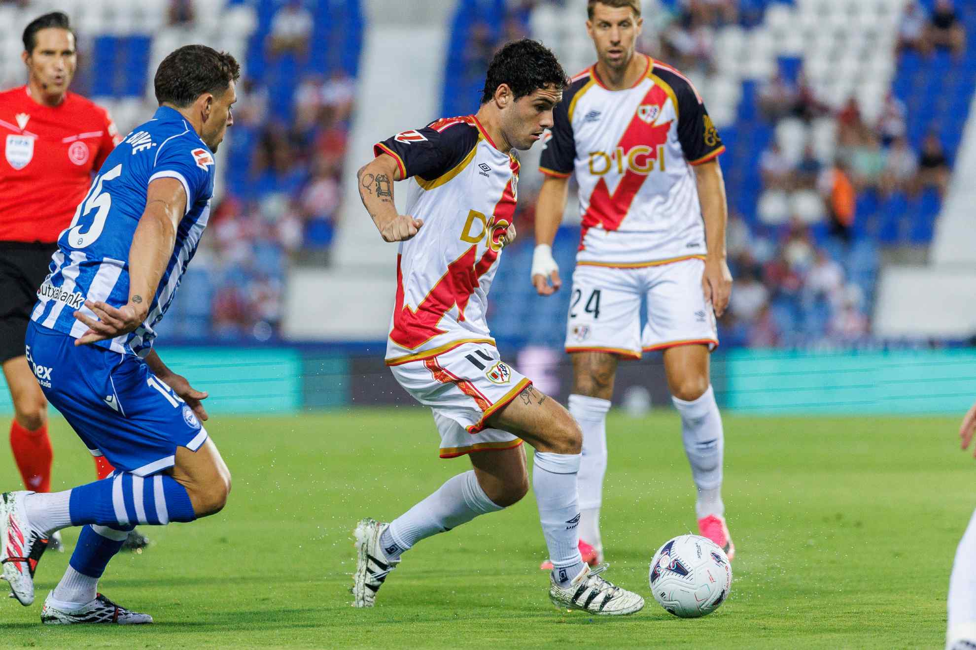 Camello conduce el balón perseguido por Boyé. APO CABALLERO