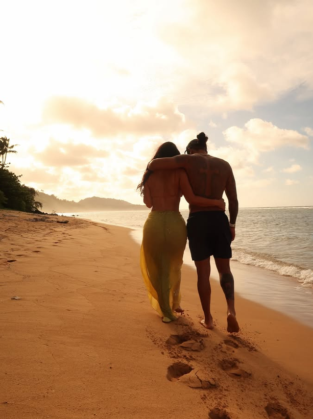Lewis Hamilton y Kim Kardashian, más enamorados que nunca, comparten momentos íntimos de sus vacaciones El piloto Lewis Hamilton y la influecer y empresaria Kim Kardashian presumen de su amor durante sus vacaciones en Hawái, publicando imágenes en Instagram de sus momentos más íntimos. @kimkardashian Actualizado: 21/08/2026 05:58 horas