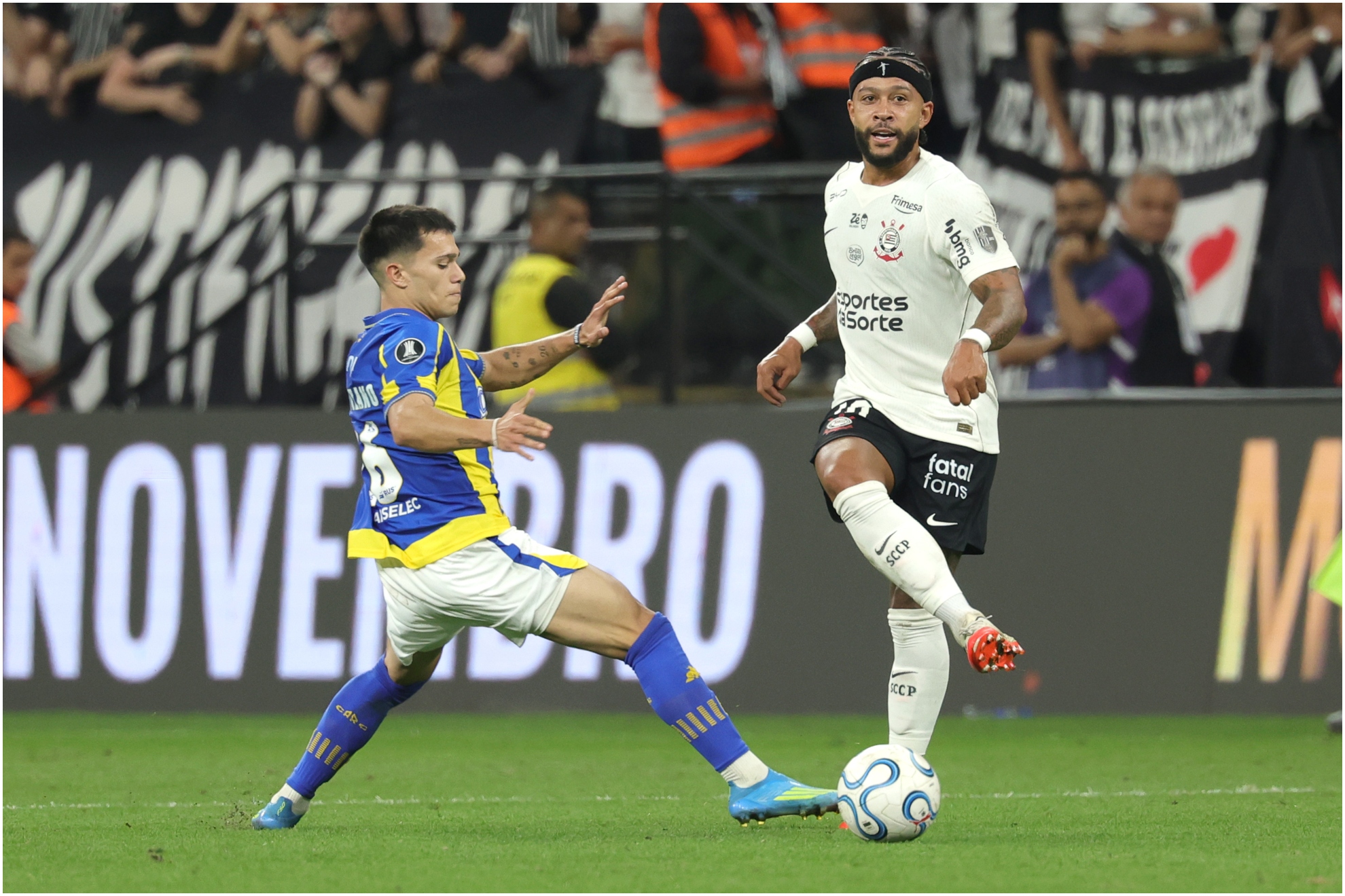 Memphis Depay durante el partido ante Rosario Central. Sebastiao Moreira
