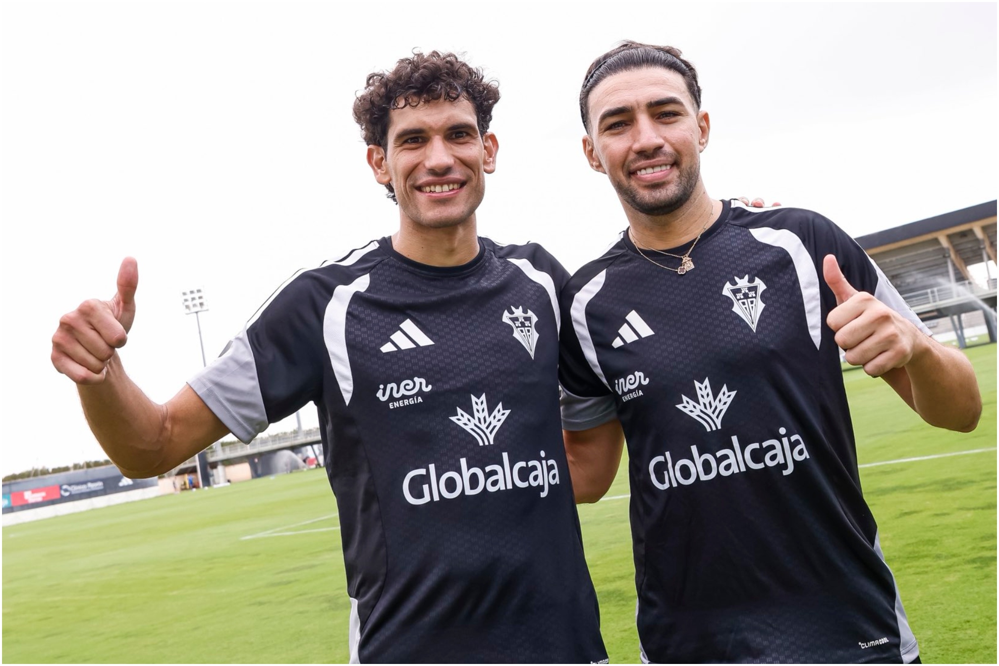 Munir posando junto a Vallejo.