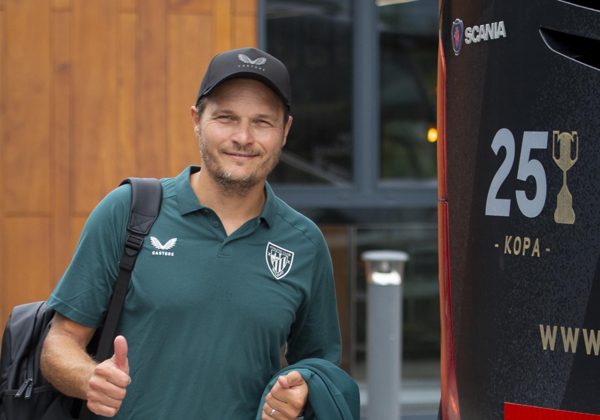 Terzic, en Lezama camino del autobús para un partido amistoso. Athletic Club