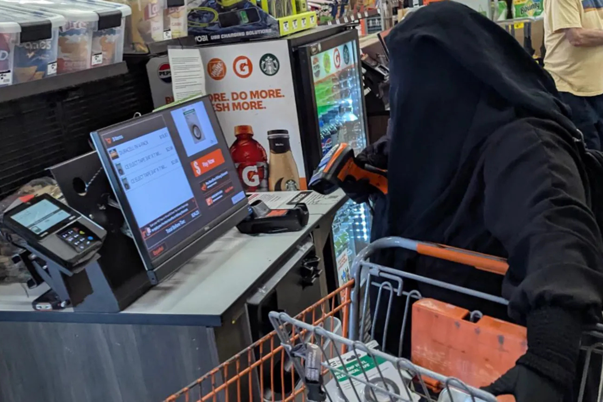 La detenida mientras compra articulos para fabricar los artefactos. FBI/RRSS