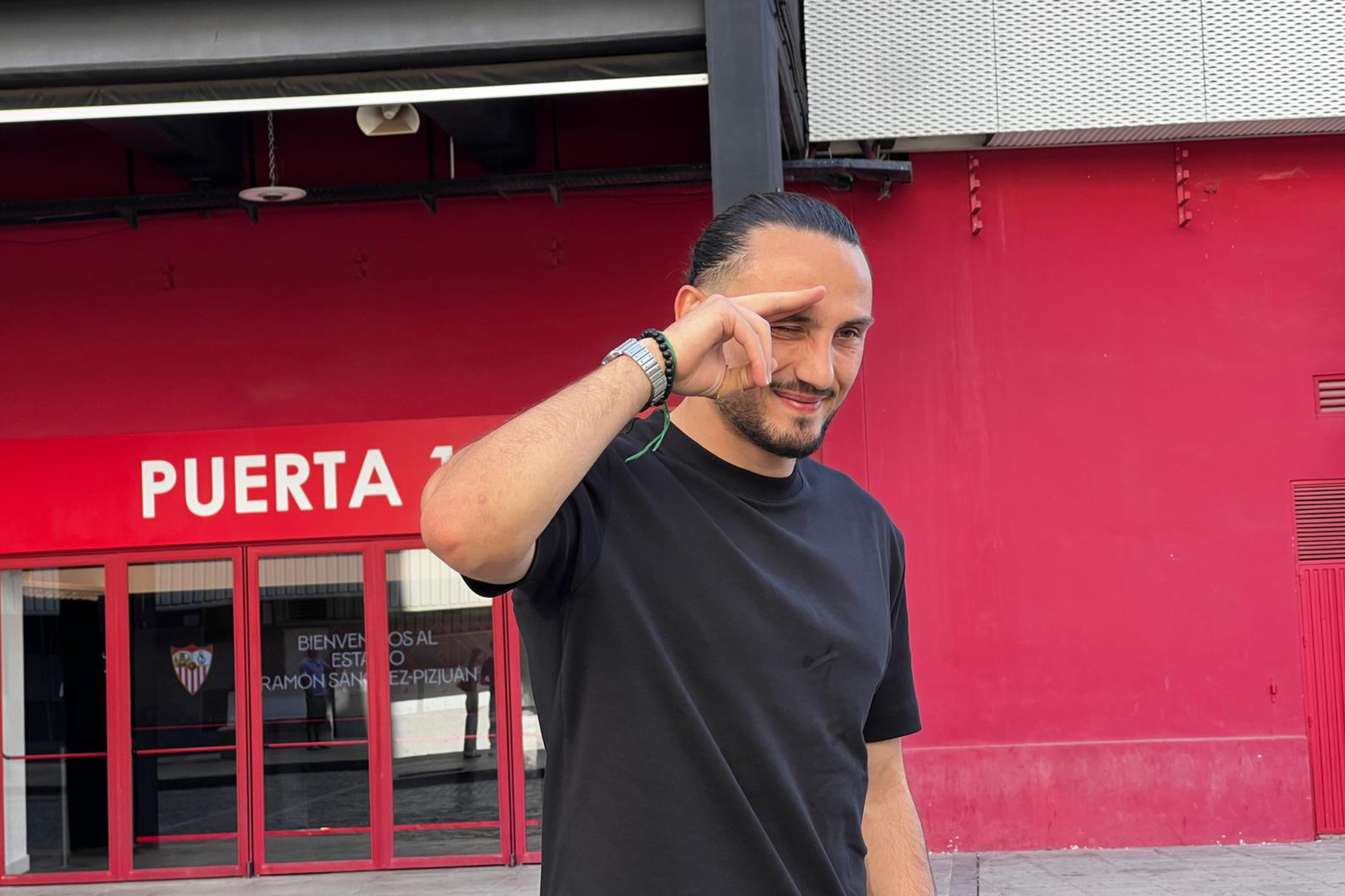 Kochorashvili saluda delante de una de las puertas del Ramón Sánchez-Pizjuán.