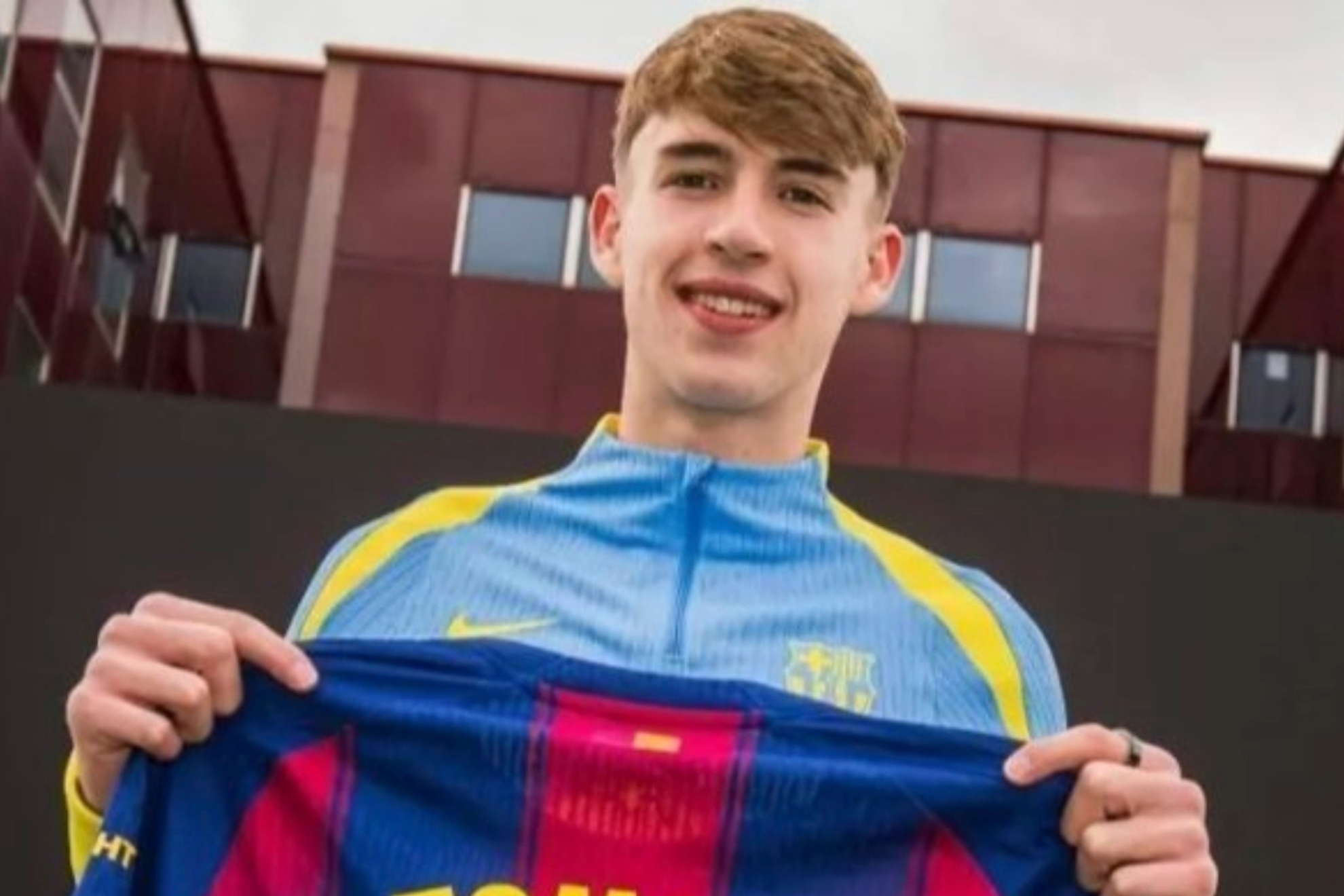 Tommy Marqués, posa con la camiseta del Barça. FCB