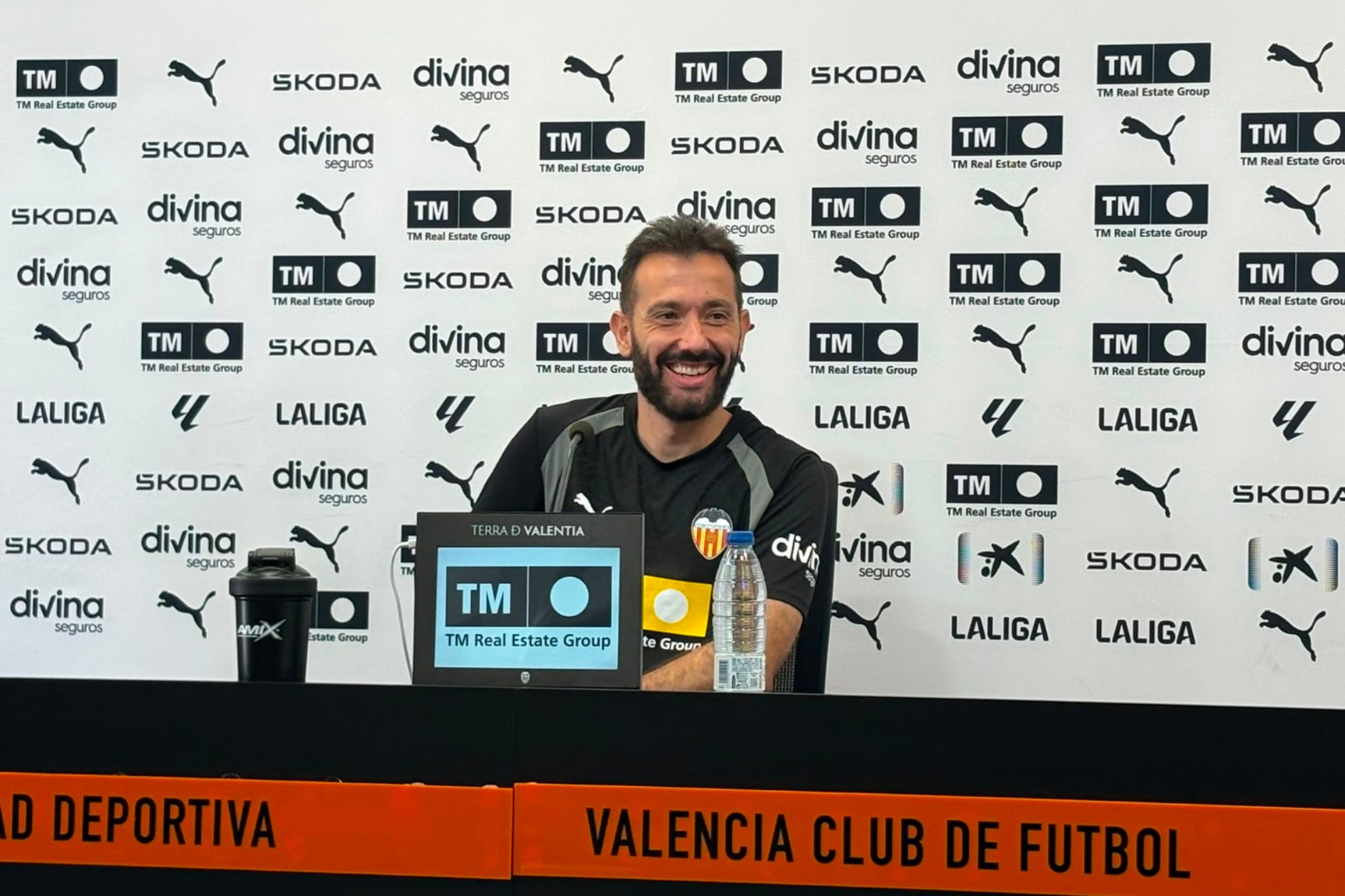 Carlos Corberán, entrenador del Valencia, en rueda de prensa en Paterna. F. ÁLVAREZ
