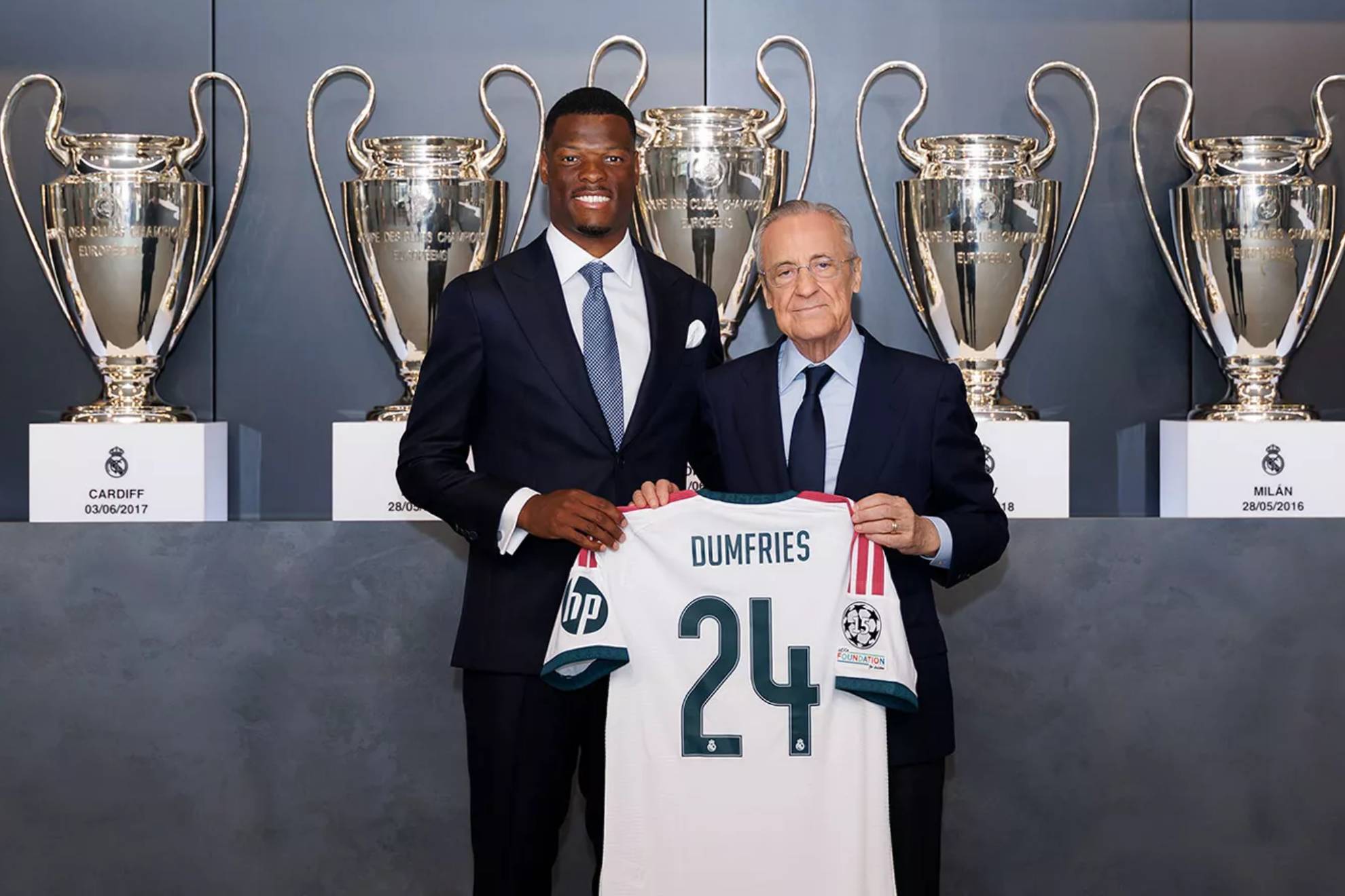 Dumfries posa junto a Florentino Pérez tras el acto oficial de bienvenida celebrado este viernes en la Ciudad Real Madrid
