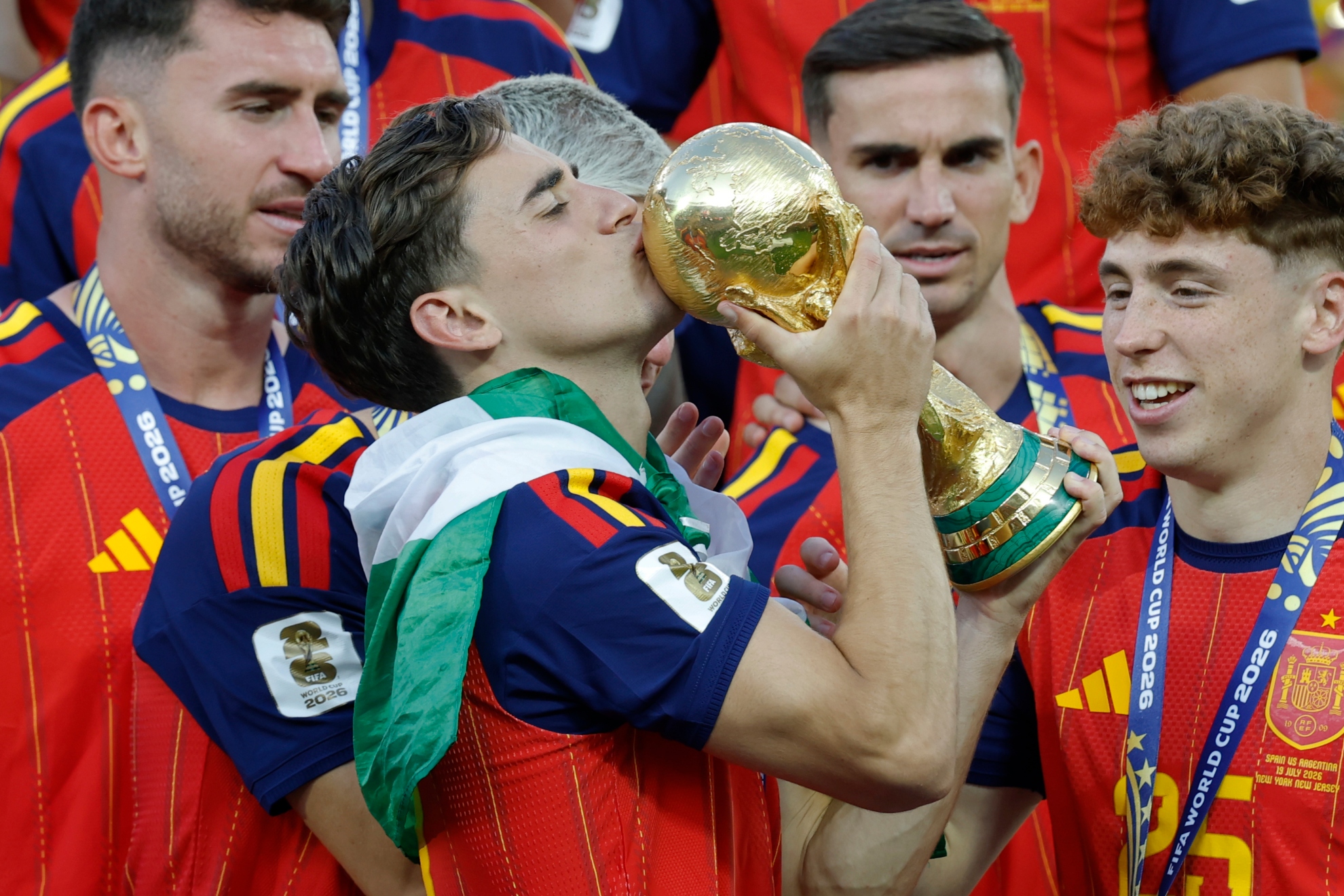 Gavi levantando la Copa del Mundo. CHEMA REY / MARCA