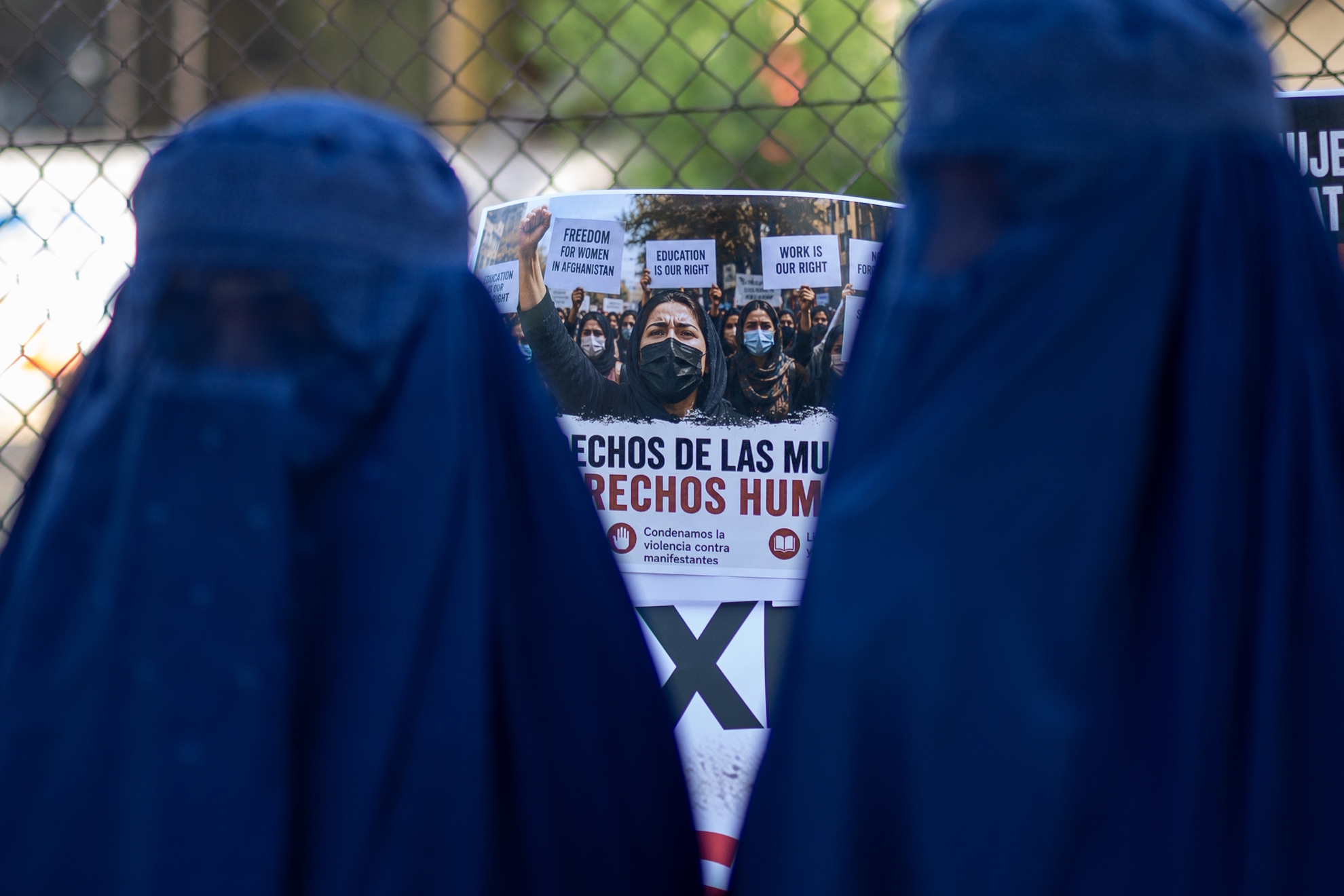 Dos mujeres vestidas con un burka. Getty