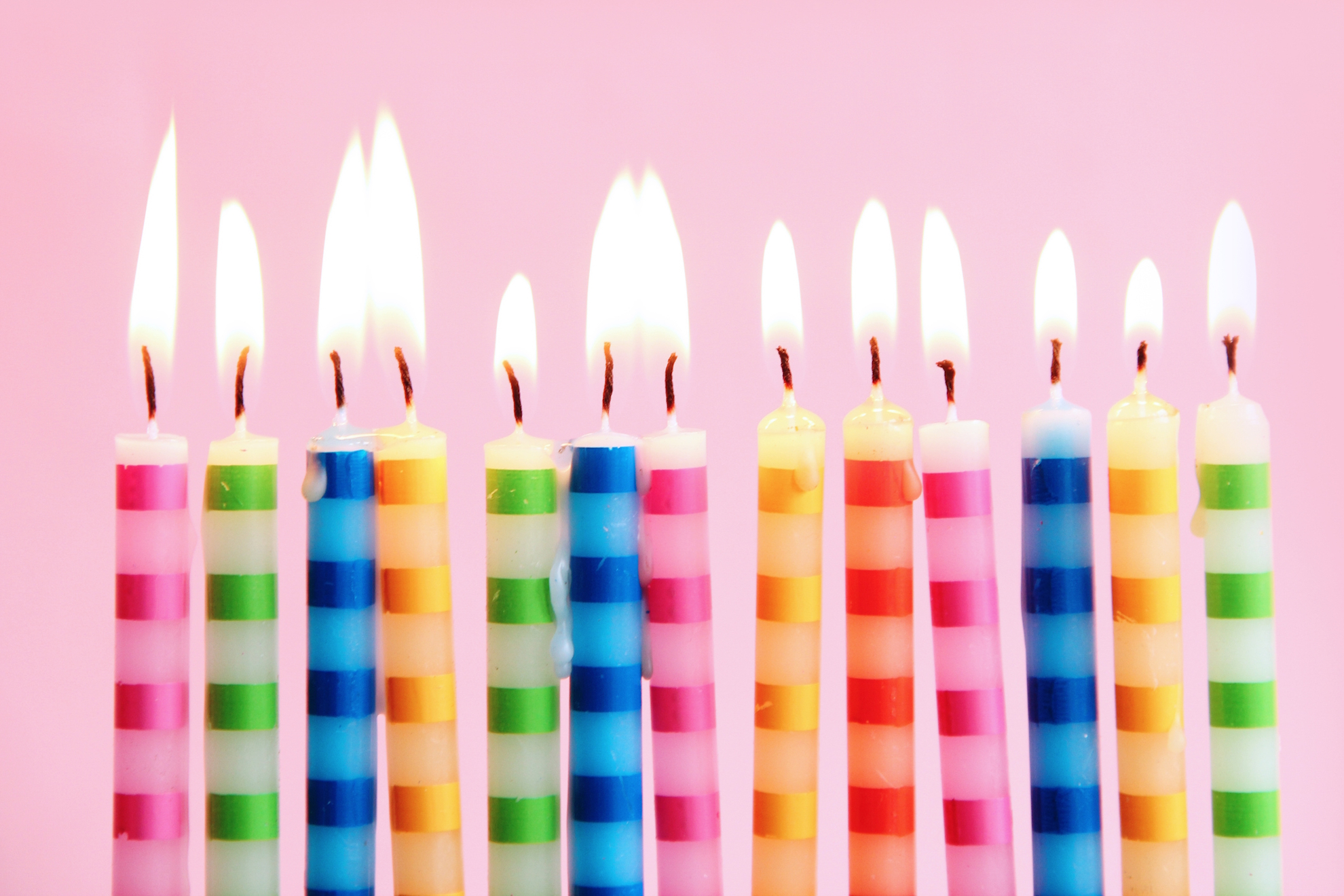 Varias velas encendidas para celebrar el cumpleaños. Getty