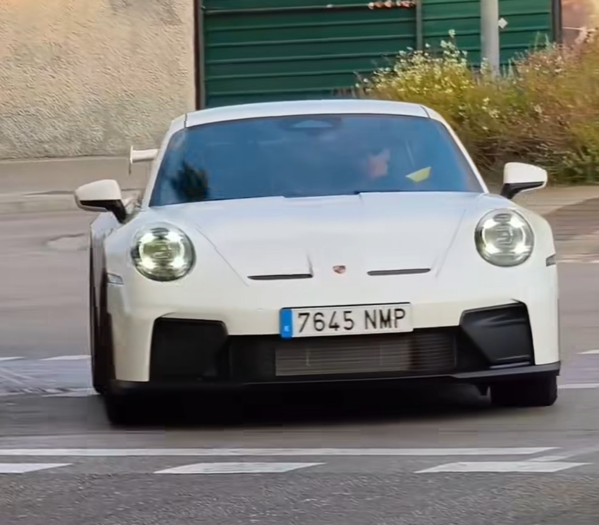 Dani Olmo llega a entrenar con su Porsche 911 GT3 @barcaarchive
