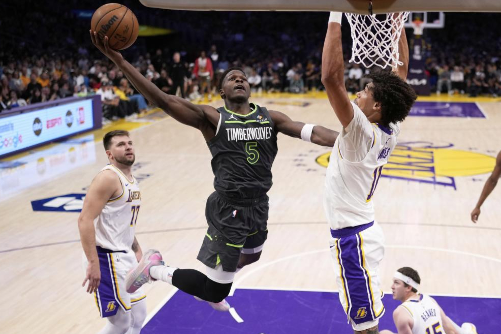 Anthony Edwards trata de anotar ante Jaxson Hayes. LAPRESSE.
