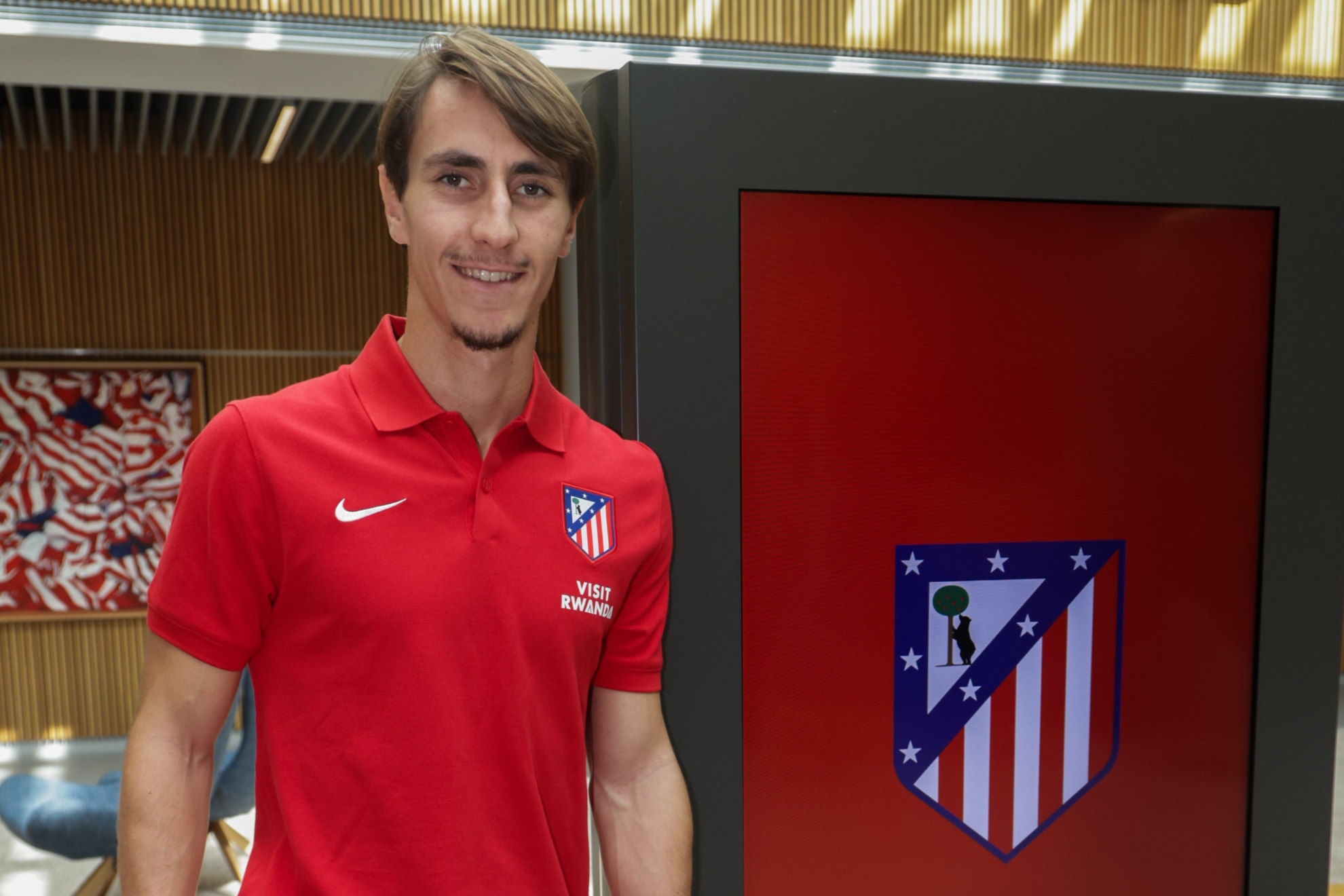 David García, con el polo de su nuevo club. Atlético de Madrid.