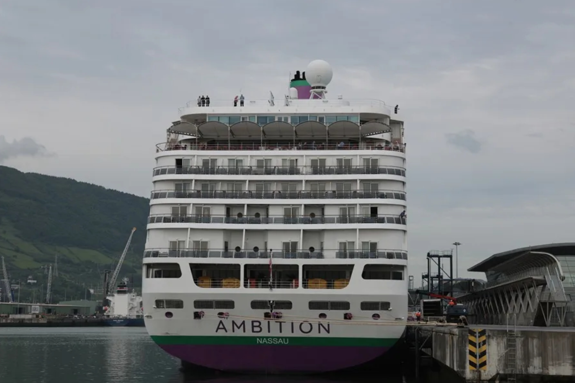 Las autoridades recuperan un cuerpo del mar tras el anuncio de un pasajero caído del crucero MS Ambition EFE